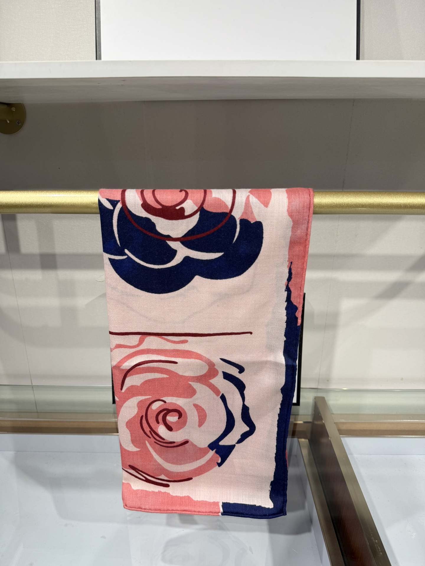 💟今年新出的双面同色新工艺。秋冬新款 小香山茶花90羊绒方巾‼️【高端 大爱 ‼️纯羊绒 婴儿触感舒服到