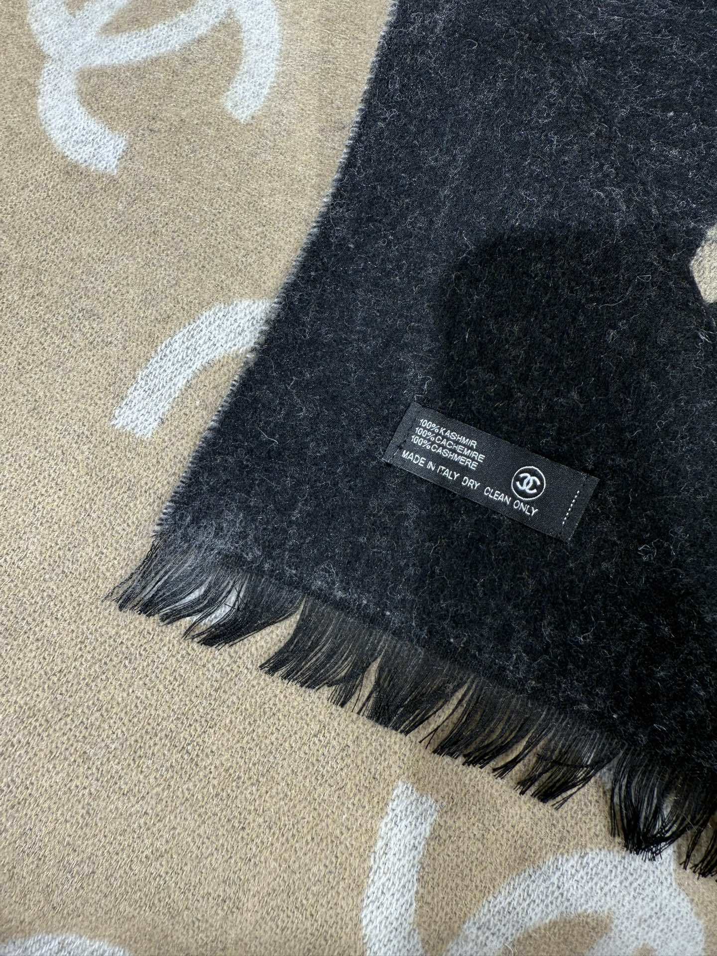 💟香奶奶25B新款双面羊绒围巾披肩,双面设计,一面奶茶色一面黑色,提花满印经典双C logo,质感超棒!