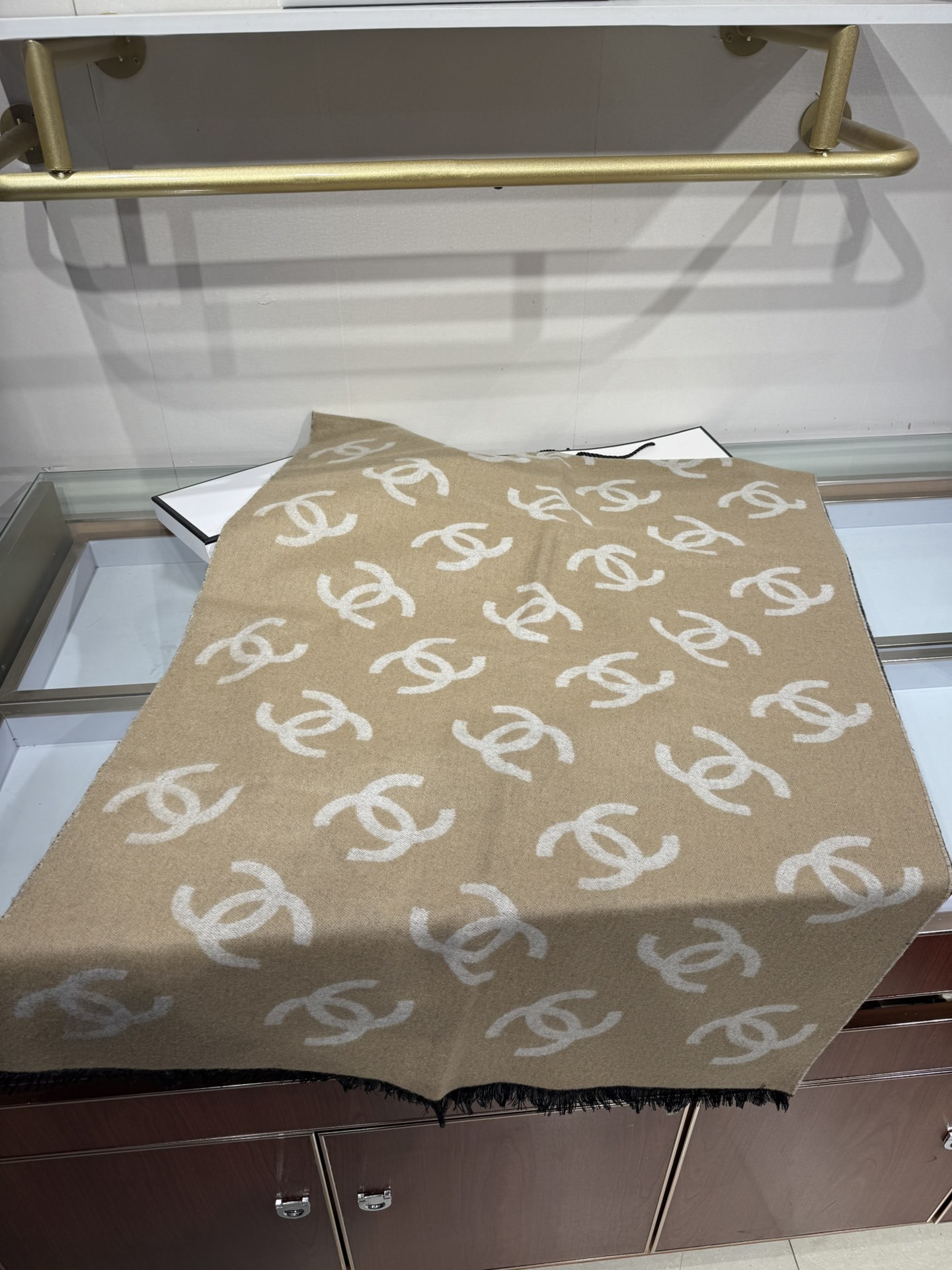 💟香奶奶25B新款双面羊绒围巾披肩,双面设计,一面奶茶色一面黑色,提花满印经典双C logo,质感超棒!