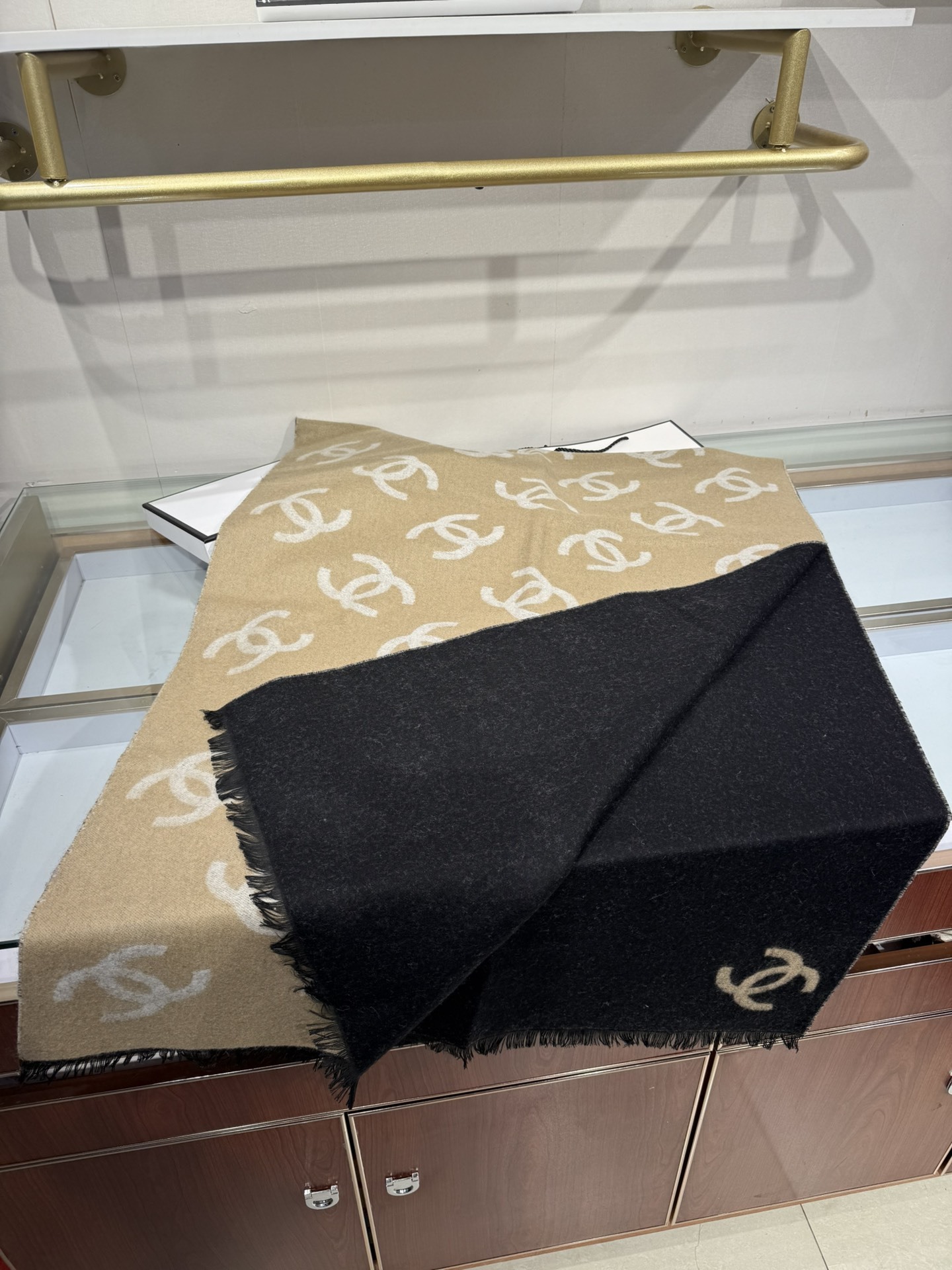 💟香奶奶25B新款双面羊绒围巾披肩,双面设计,一面奶茶色一面黑色,提花满印经典双C logo,质感超棒!