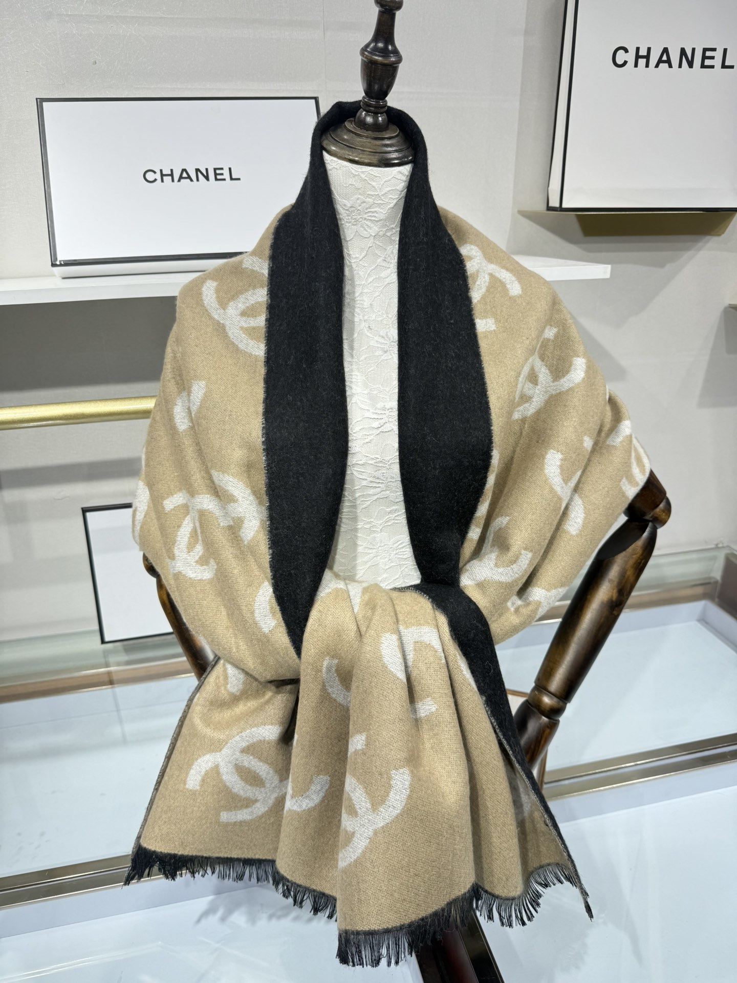 💟香奶奶25B新款双面羊绒围巾披肩,双面设计,一面奶茶色一面黑色,提花满印经典双C logo,质感超棒!