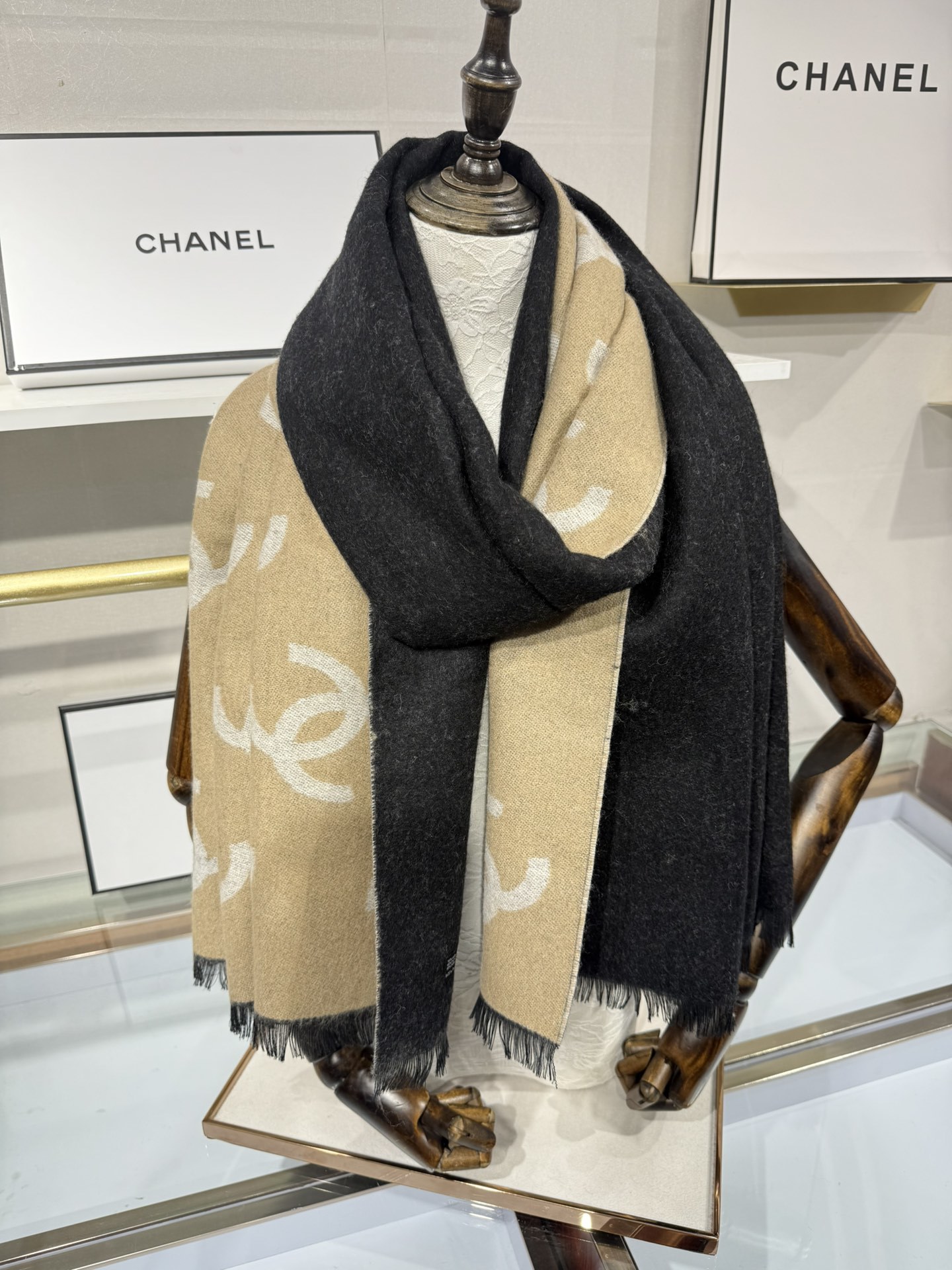 💟香奶奶25B新款双面羊绒围巾披肩,双面设计,一面奶茶色一面黑色,提花满印经典双C logo,质感超棒!
