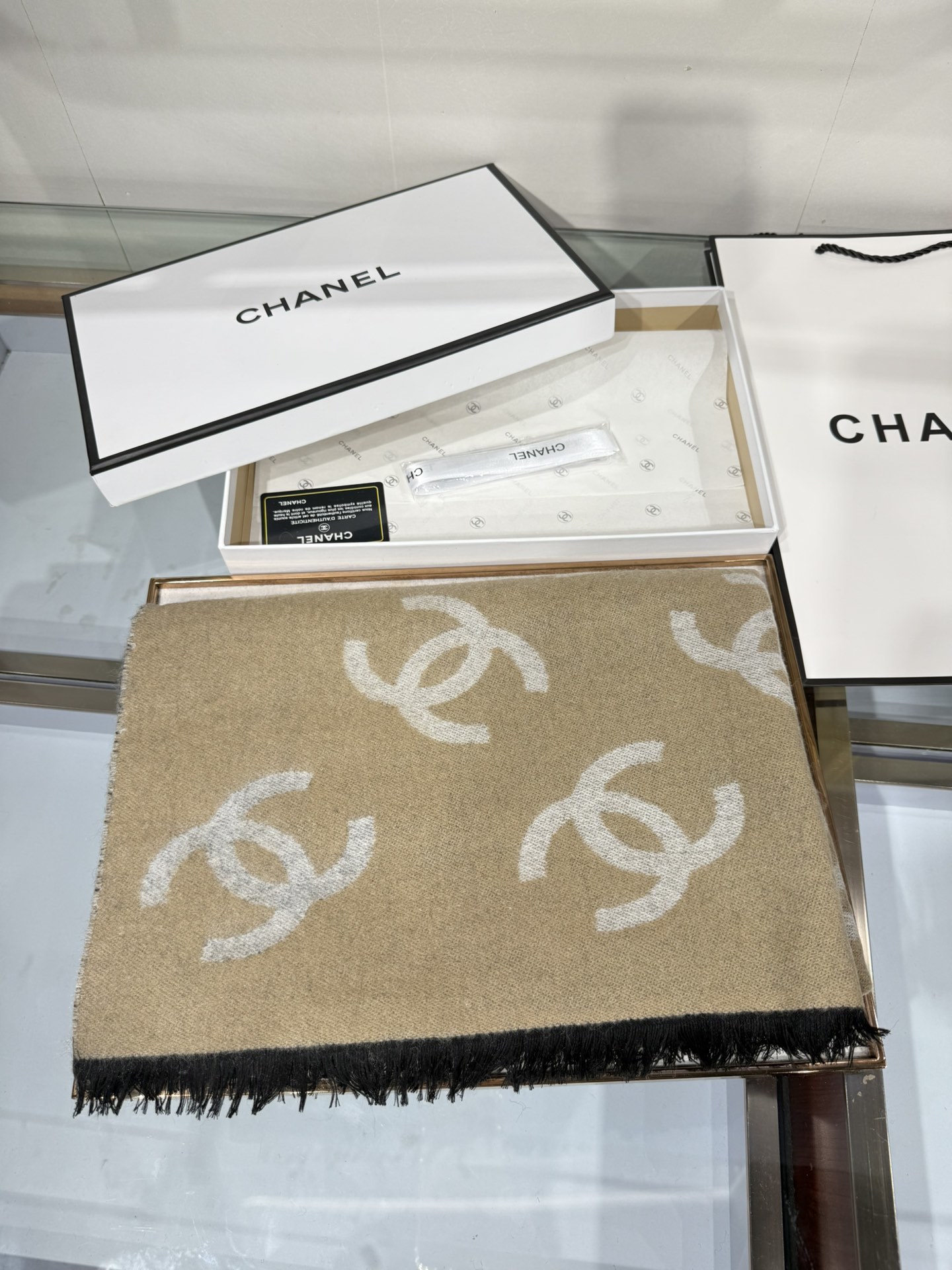 💟香奶奶25B新款双面羊绒围巾披肩,双面设计,一面奶茶色一面黑色,提花满印经典双C logo,质感超棒!