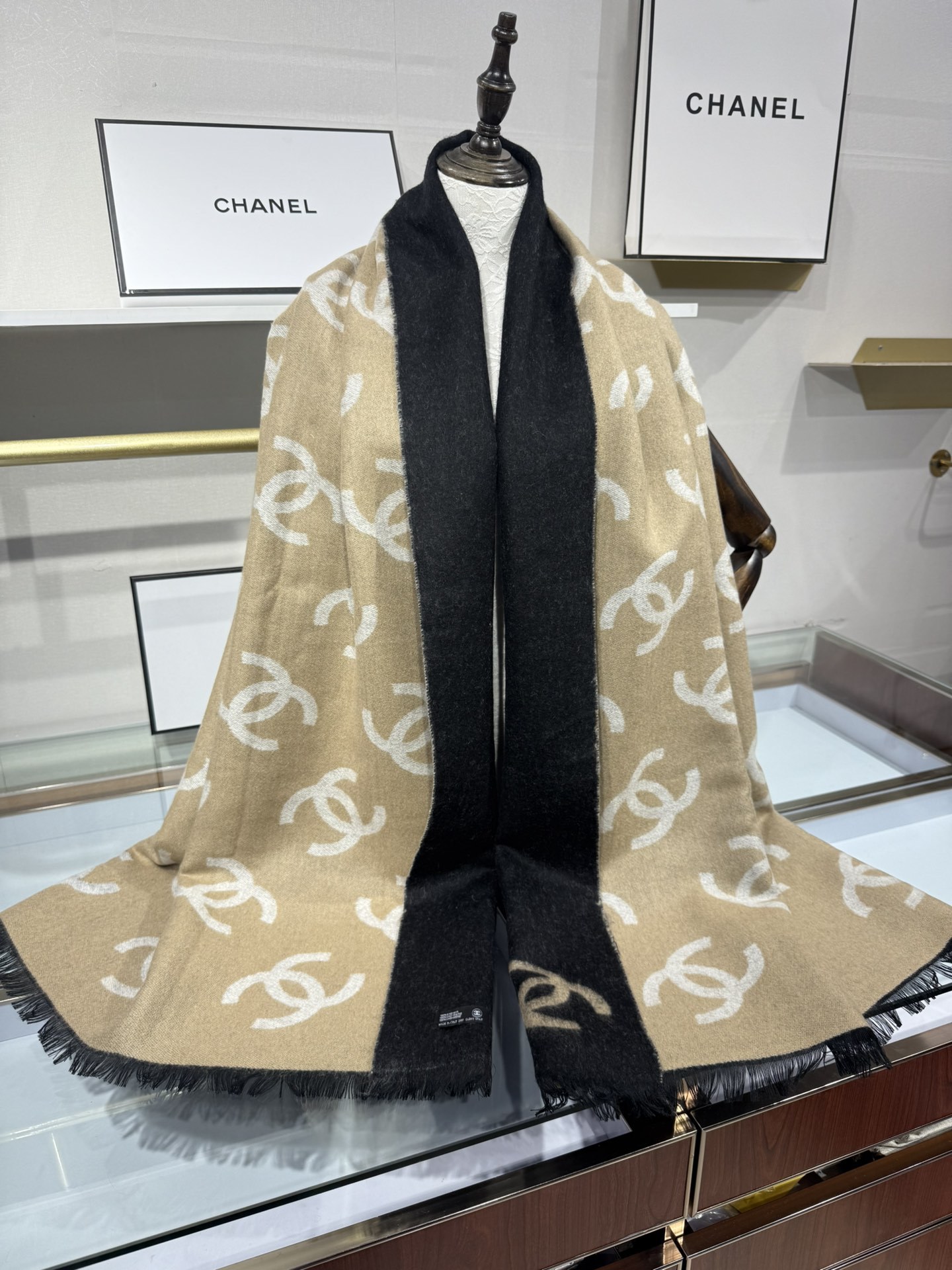 💟香奶奶25B新款双面羊绒围巾披肩,双面设计,一面奶茶色一面黑色,提花满印经典双C logo,质感超棒!