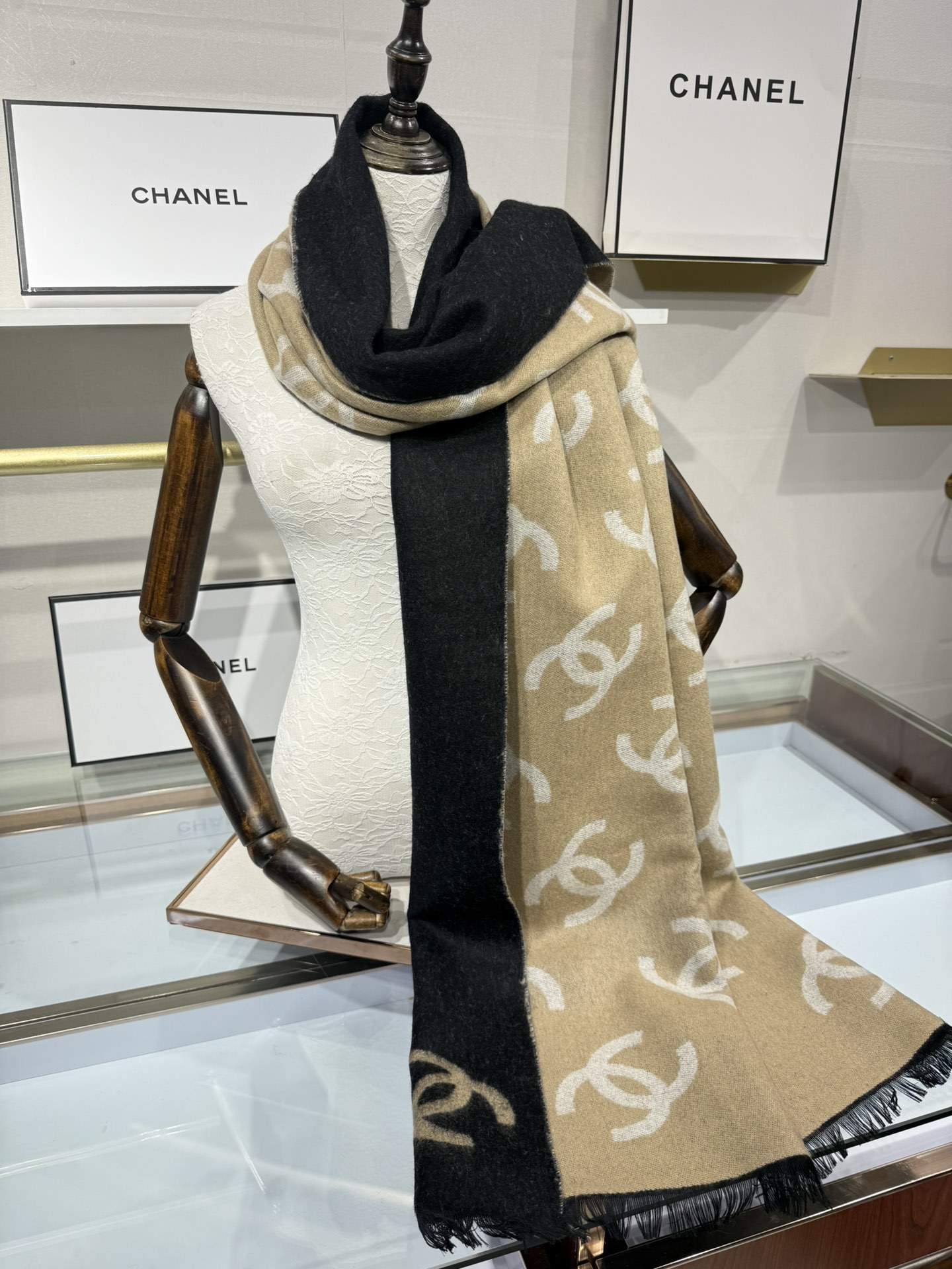 💟香奶奶25B新款双面羊绒围巾披肩,双面设计,一面奶茶色一面黑色,提花满印经典双C logo,质感超棒!
