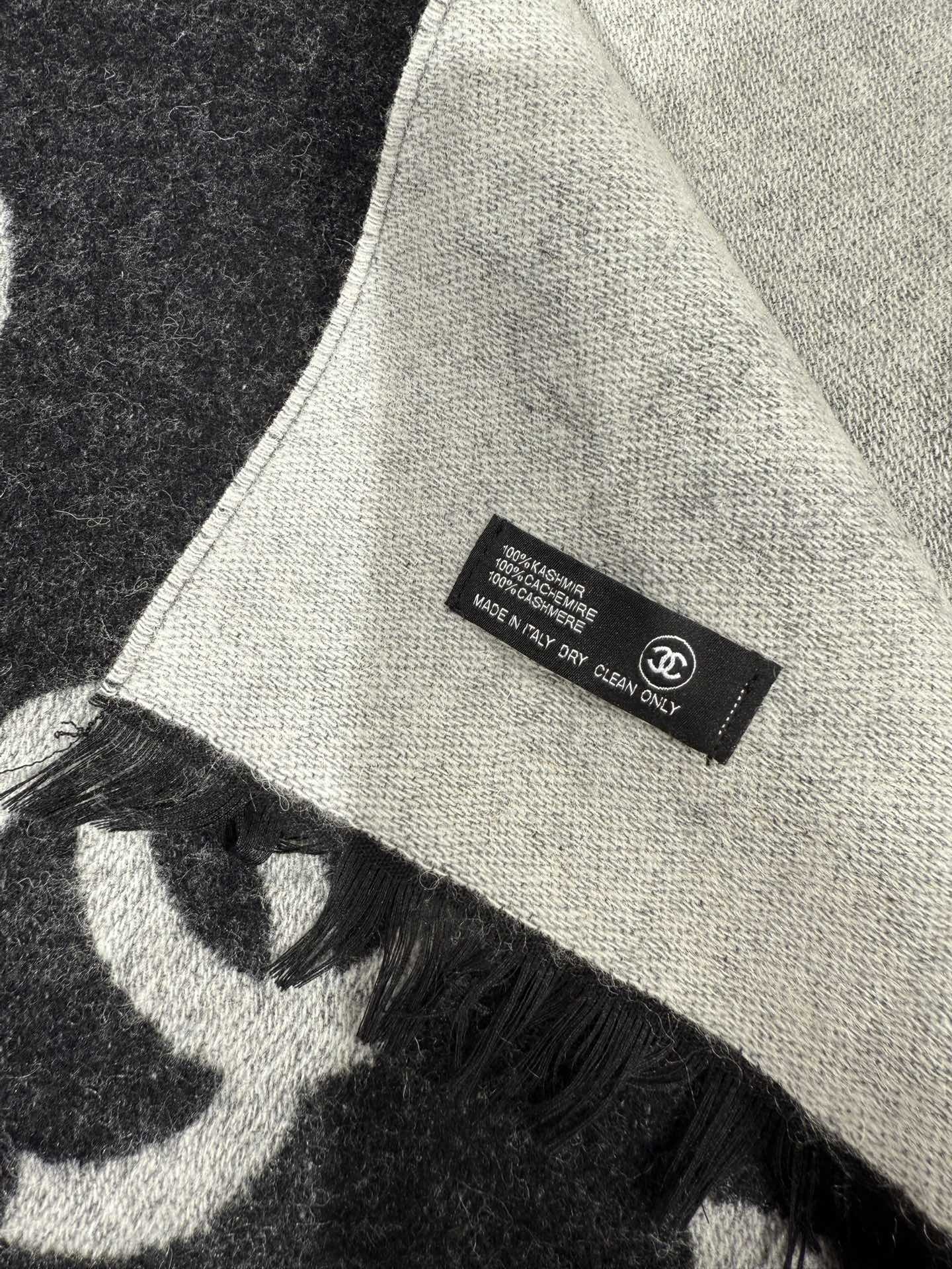 💟香奶奶25B新款双面羊绒围巾披肩,双面设计,一面奶茶色一面黑色,提花满印经典双C logo,质感超棒!