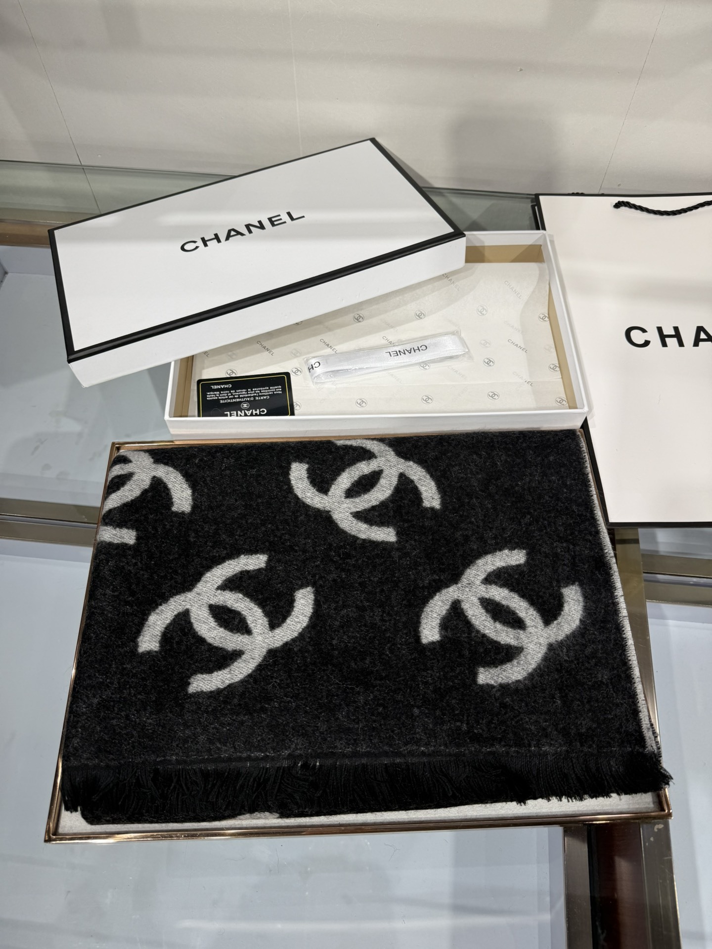 💟香奶奶25B新款双面羊绒围巾披肩,双面设计,一面奶茶色一面黑色,提花满印经典双C logo,质感超棒!