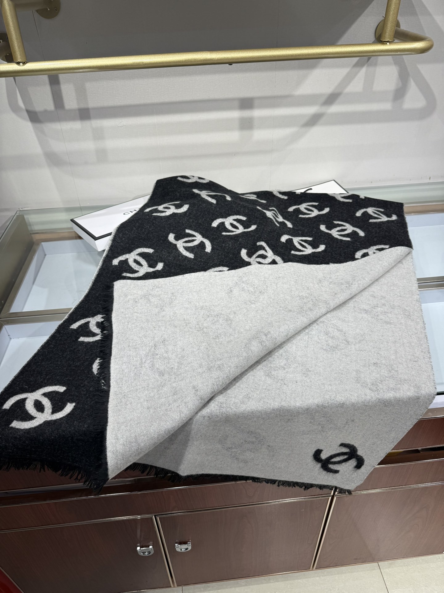 💟香奶奶25B新款双面羊绒围巾披肩,双面设计,一面奶茶色一面黑色,提花满印经典双C logo,质感超棒!