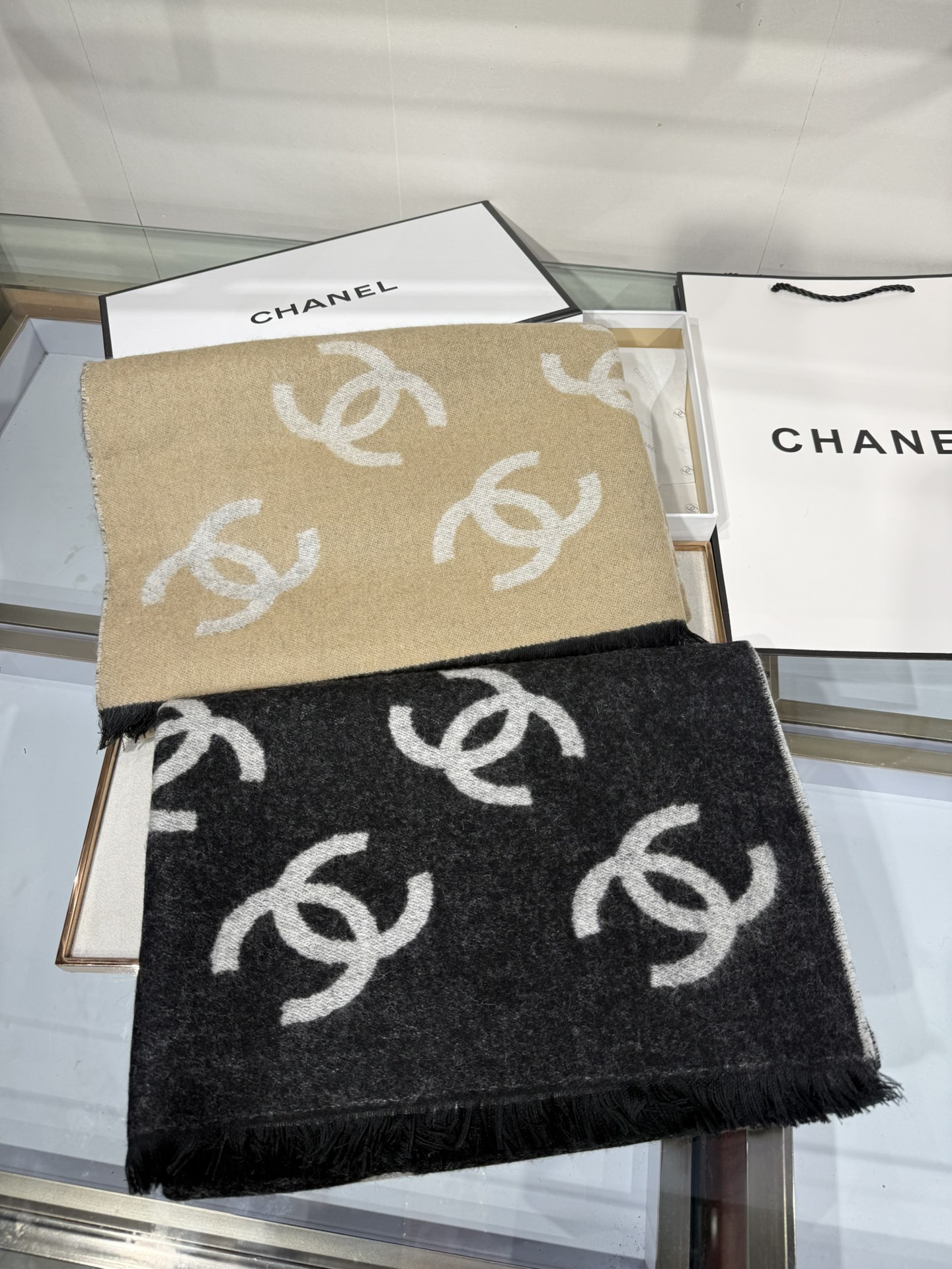 💟香奶奶25B新款双面羊绒围巾披肩，双面设计，一面奶茶色一面黑色，提花满印经典双C logo，质感超棒！