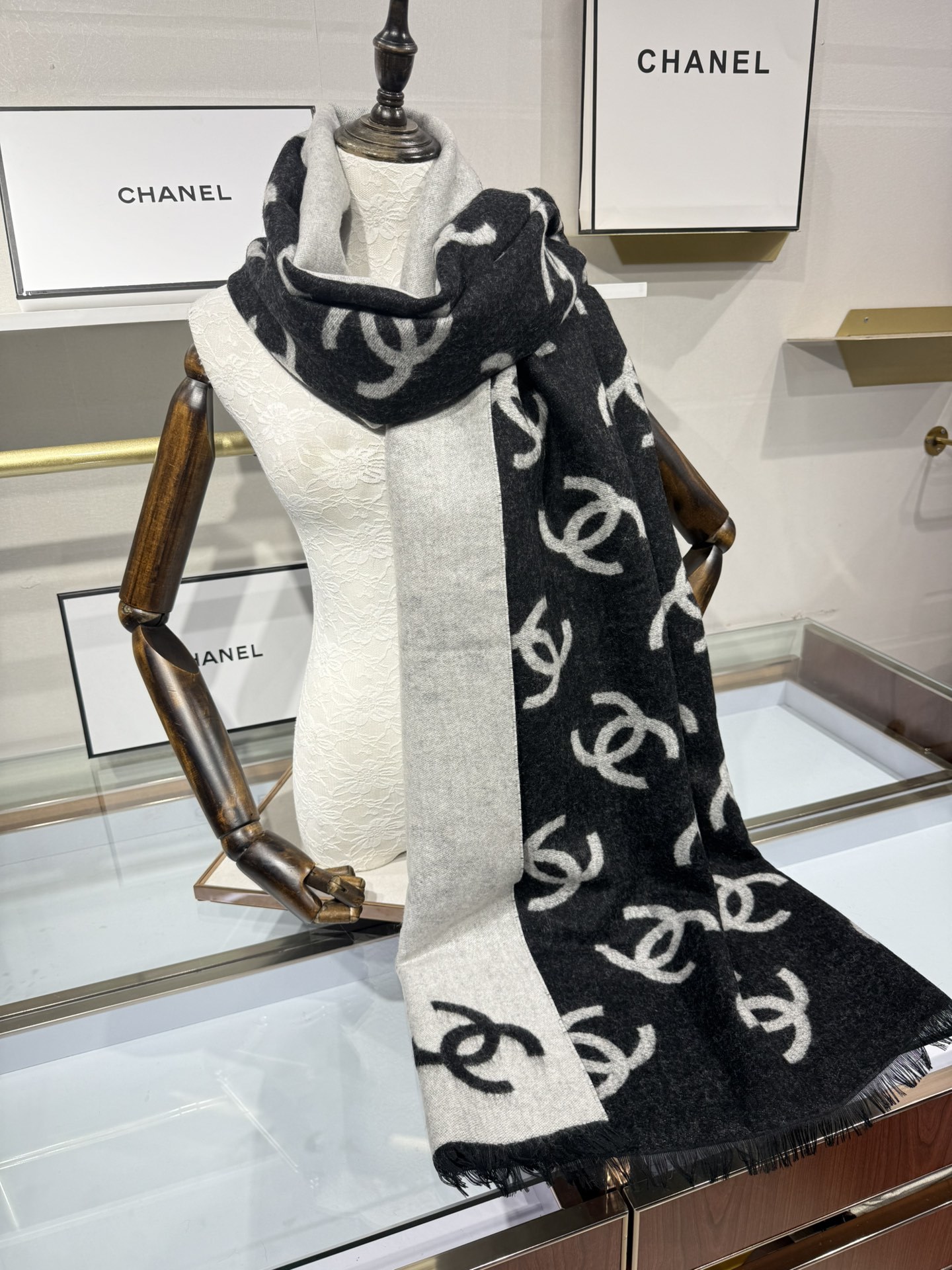 💟香奶奶25B新款双面羊绒围巾披肩,双面设计,一面奶茶色一面黑色,提花满印经典双C logo,质感超棒!