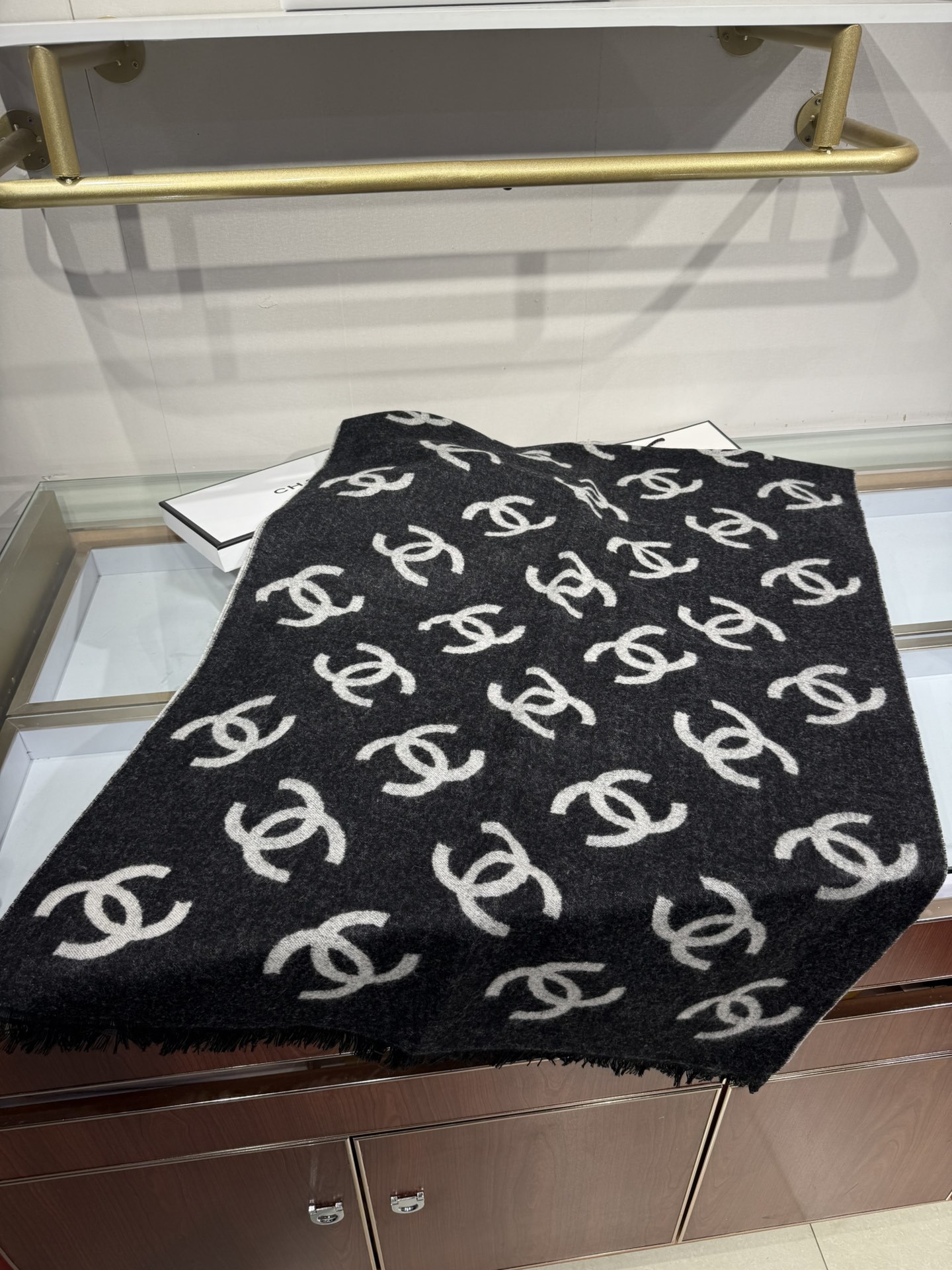 💟香奶奶25B新款双面羊绒围巾披肩,双面设计,一面奶茶色一面黑色,提花满印经典双C logo,质感超棒!