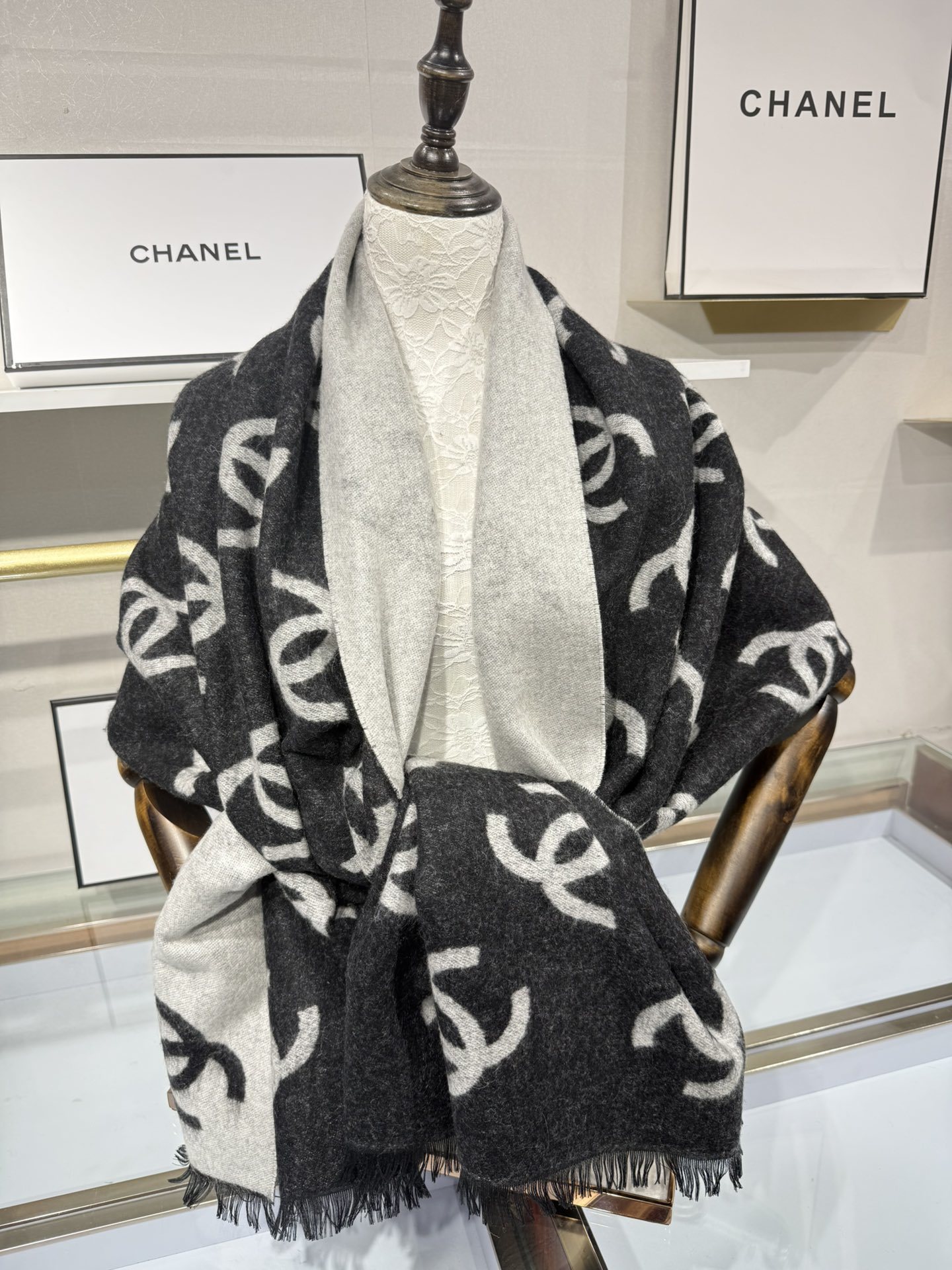 💟香奶奶25B新款双面羊绒围巾披肩,双面设计,一面奶茶色一面黑色,提花满印经典双C logo,质感超棒!