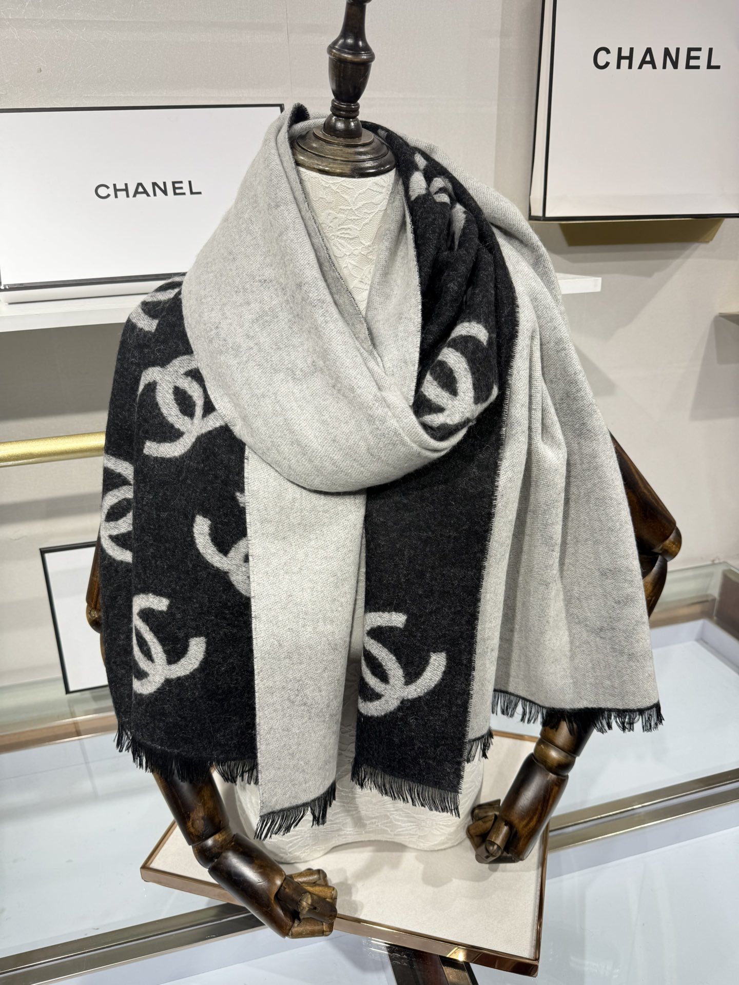 💟香奶奶25B新款双面羊绒围巾披肩,双面设计,一面奶茶色一面黑色,提花满印经典双C logo,质感超棒!