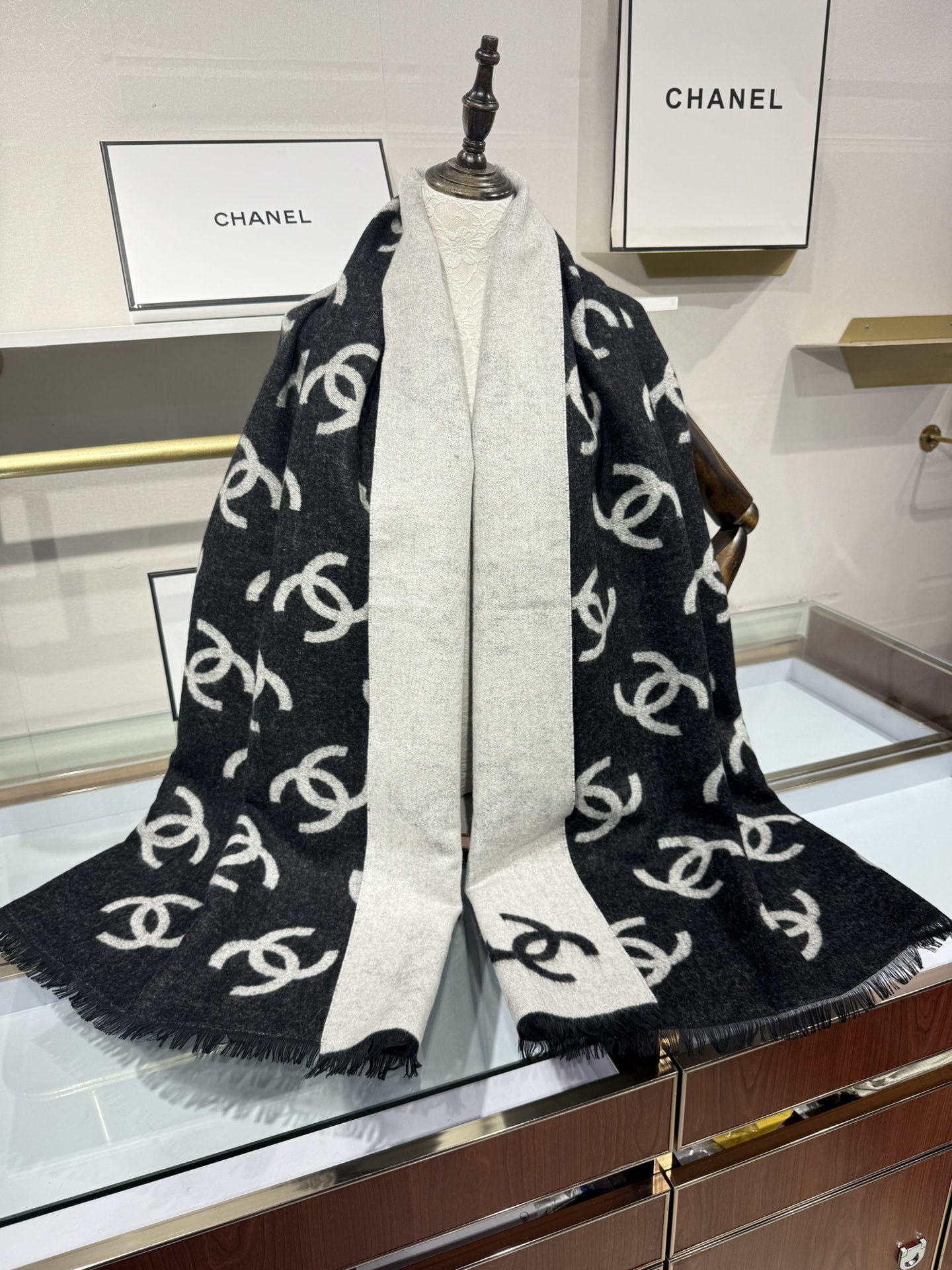 💟香奶奶25B新款双面羊绒围巾披肩,双面设计,一面奶茶色一面黑色,提花满印经典双C logo,质感超棒!