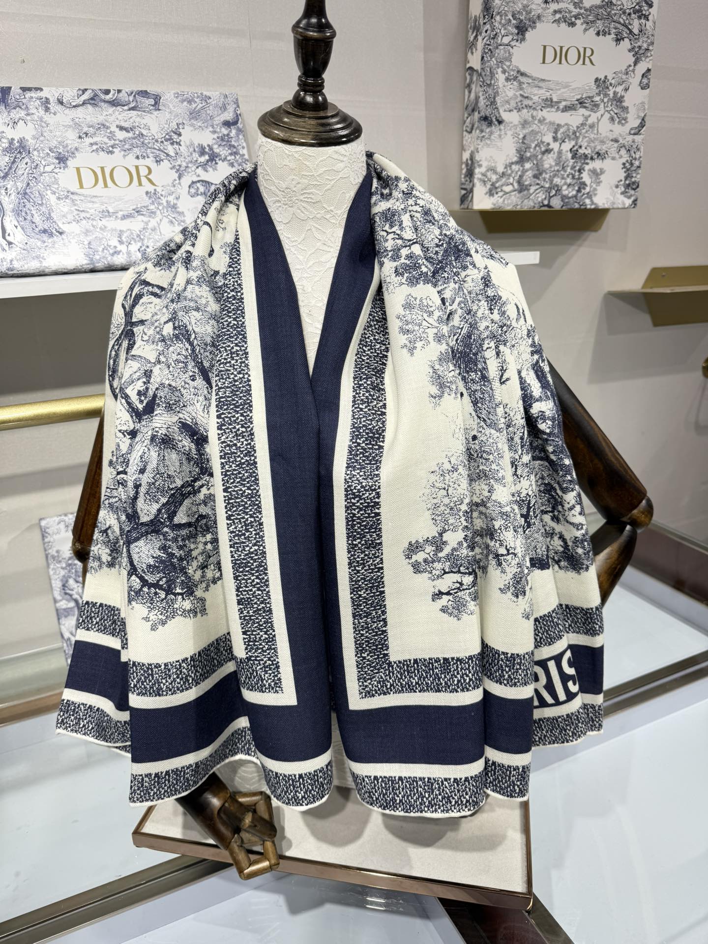 💟💞上新🆕动物世界（140顶级丝绒双面异色披肩）这款 Sauvage 茹伊印花披肩致敬 D家于 1947