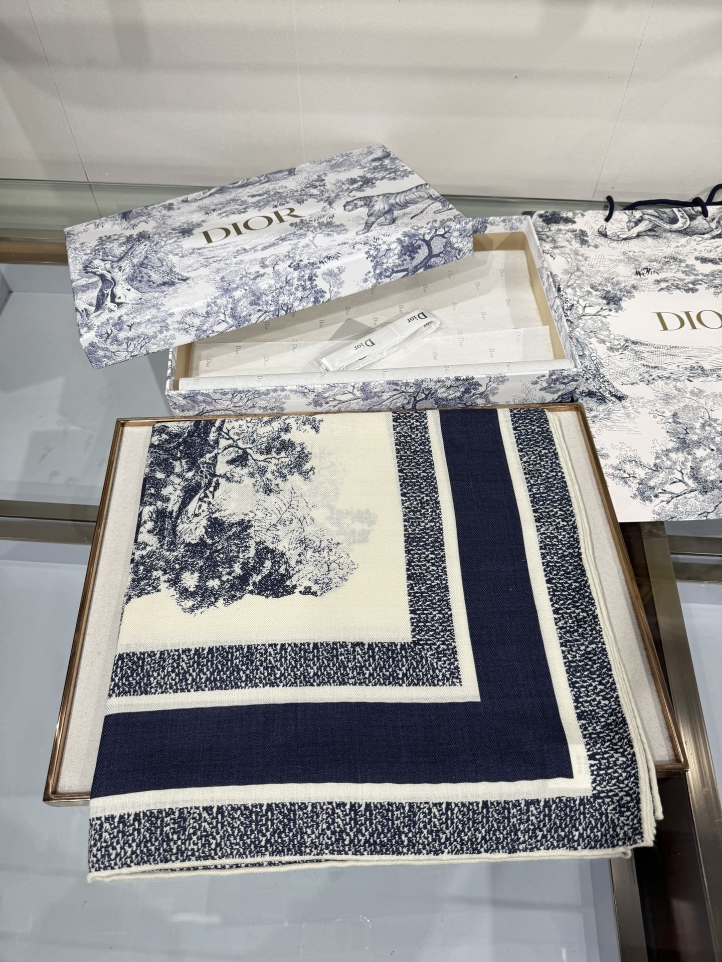 💟💞上新🆕动物世界（140顶级丝绒双面异色披肩）这款 Sauvage 茹伊印花披肩致敬 D家于 1947