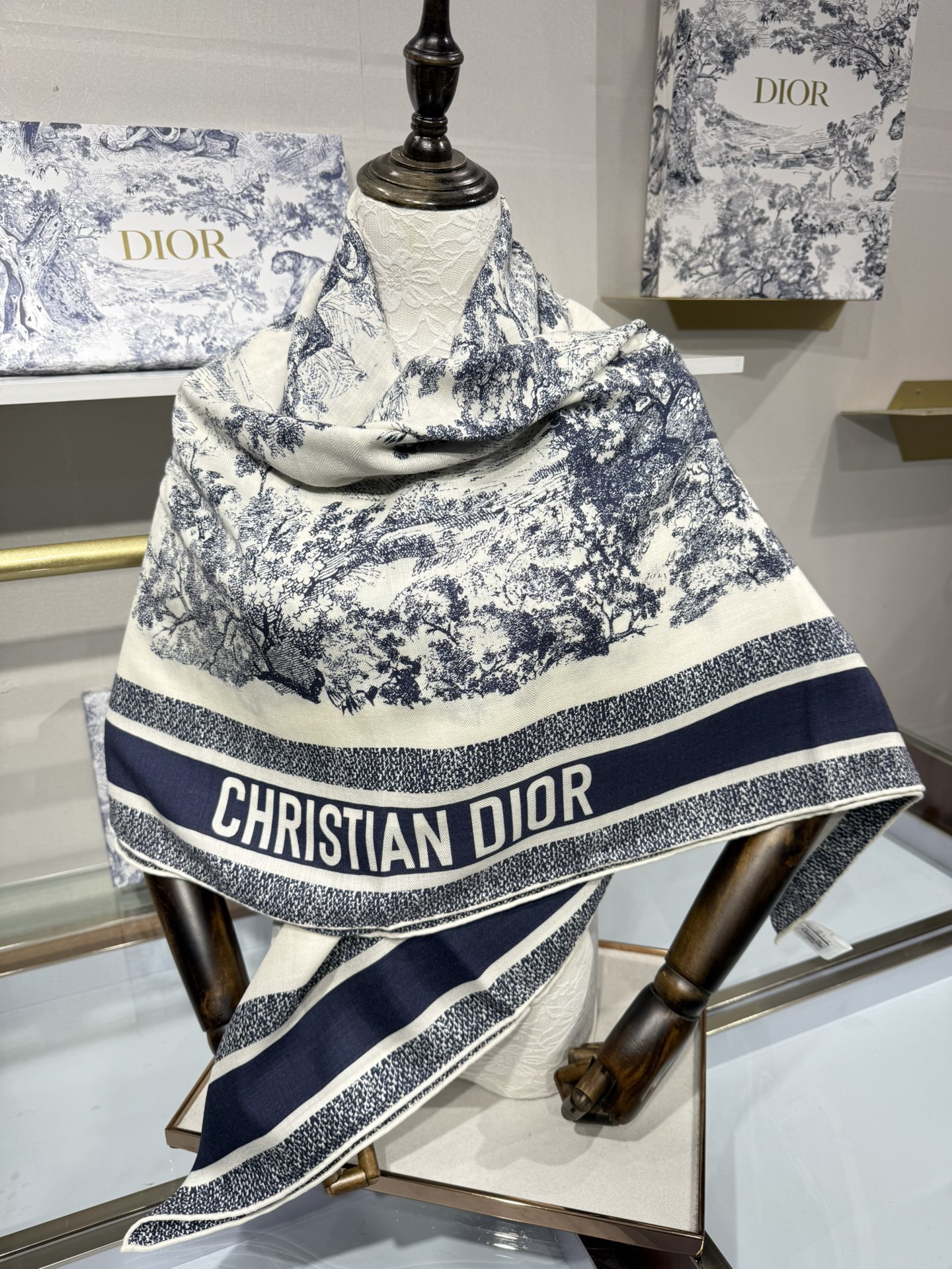 💟💞上新🆕动物世界（140顶级丝绒双面异色披肩）这款 Sauvage 茹伊印花披肩致敬 D家于 1947