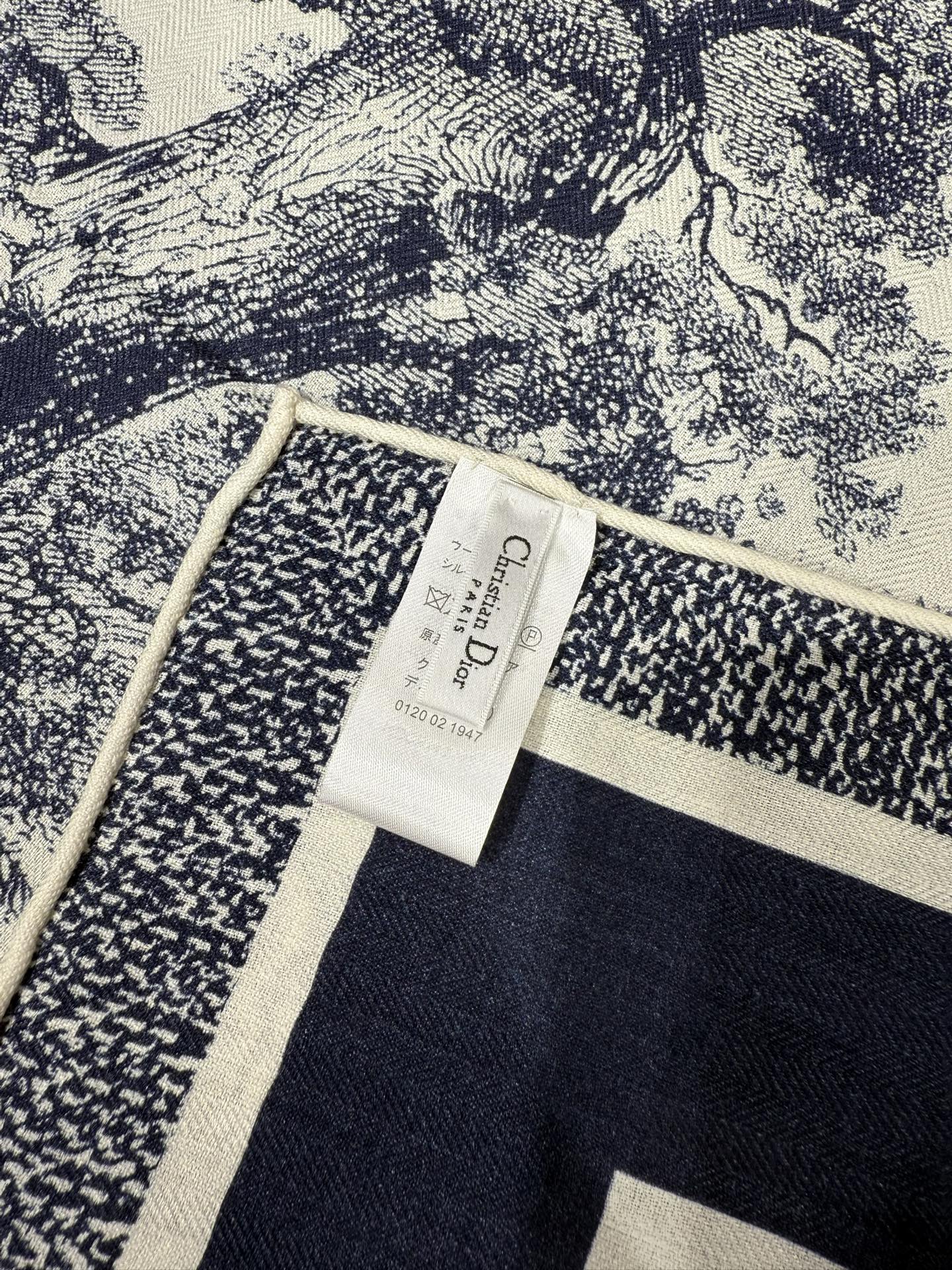 💟💞上新🆕动物世界（140顶级丝绒双面异色披肩）这款 Sauvage 茹伊印花披肩致敬 D家于 1947