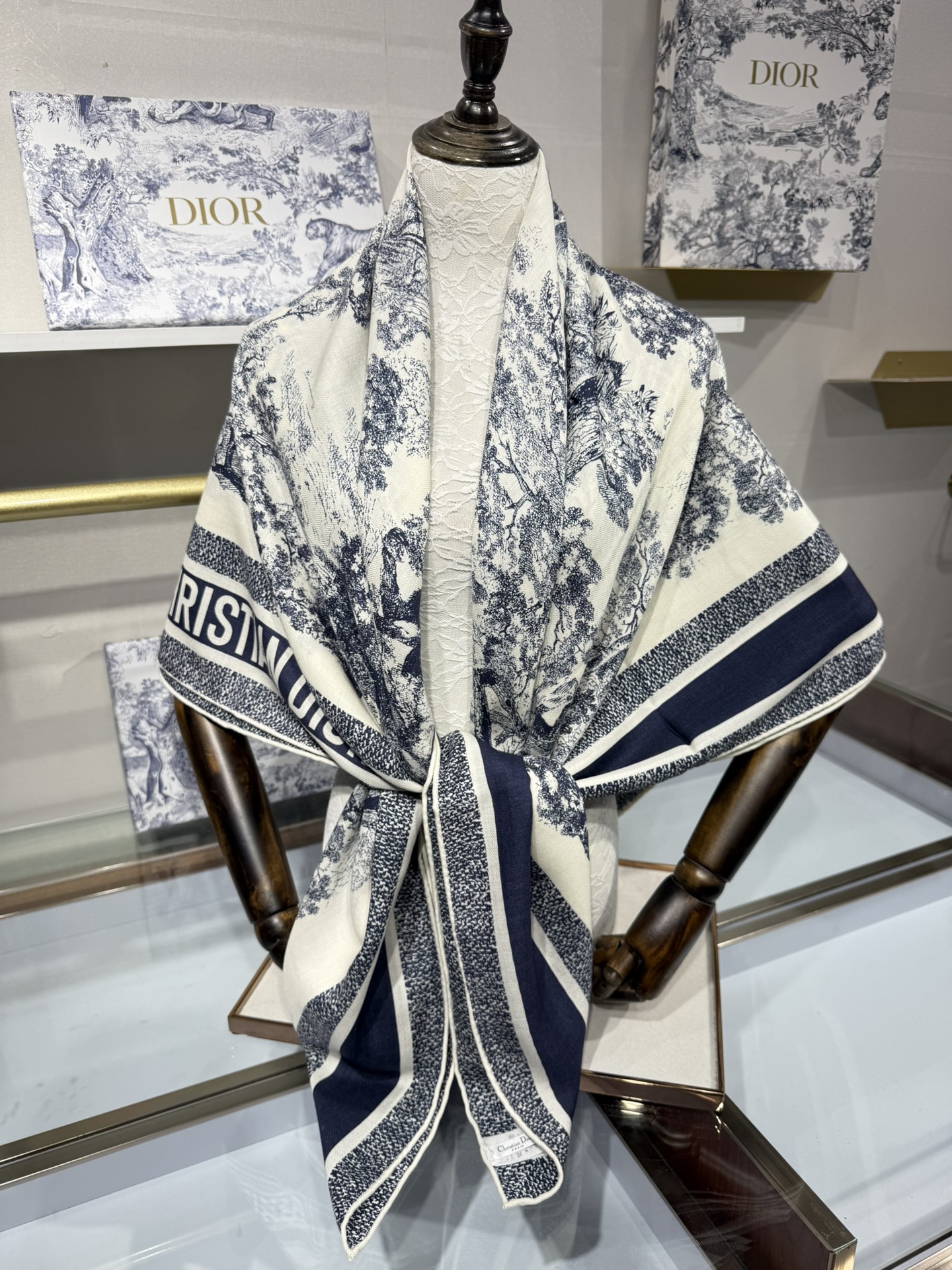 💟💞上新🆕动物世界（140顶级丝绒双面异色披肩）这款 Sauvage 茹伊印花披肩致敬 D家于 1947