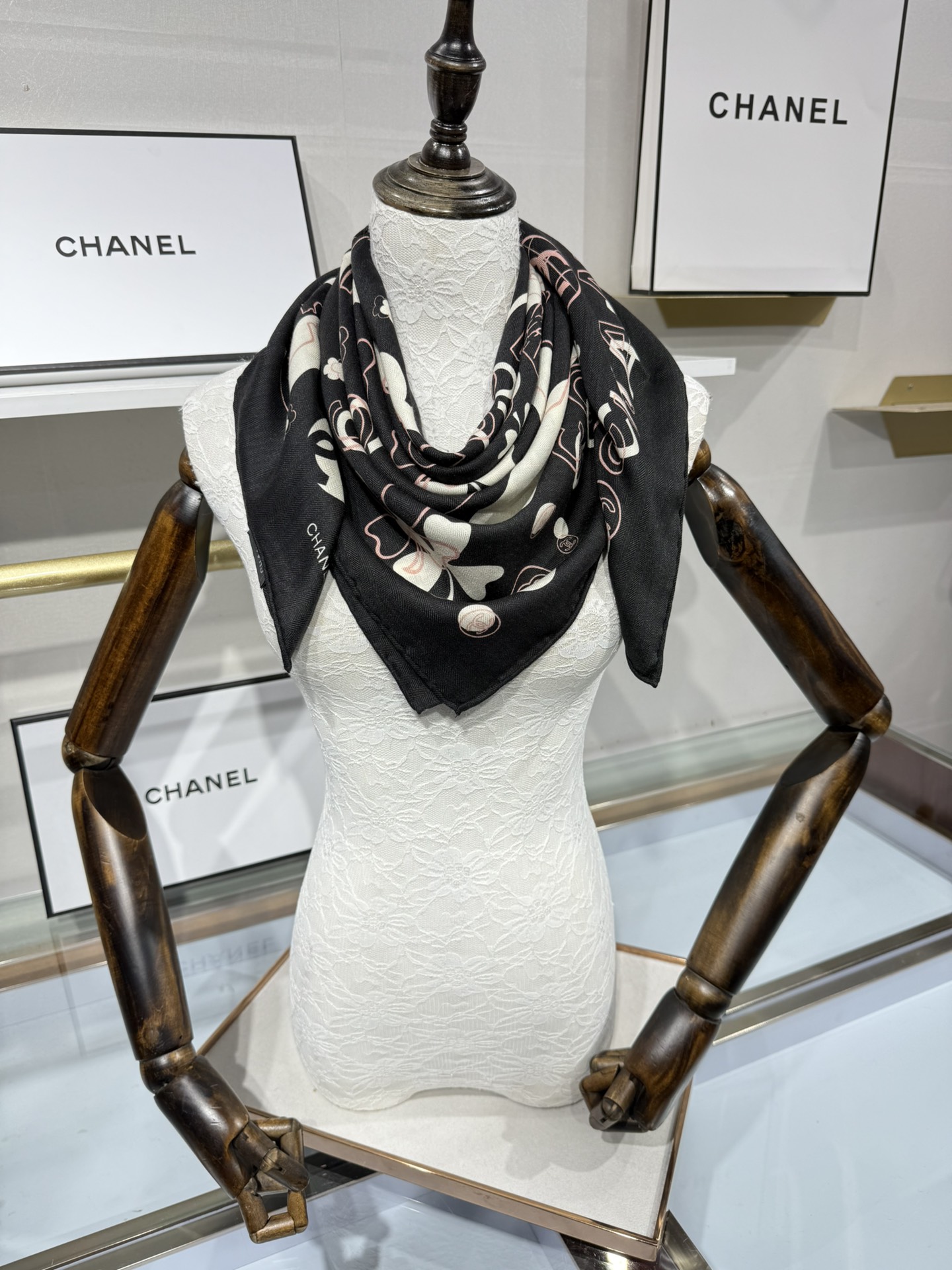 💟今年新出的双面同色新工艺。秋冬新款 小香山茶花90羊绒方巾‼️【高端 大爱 ‼️纯羊绒 婴儿触感舒服到