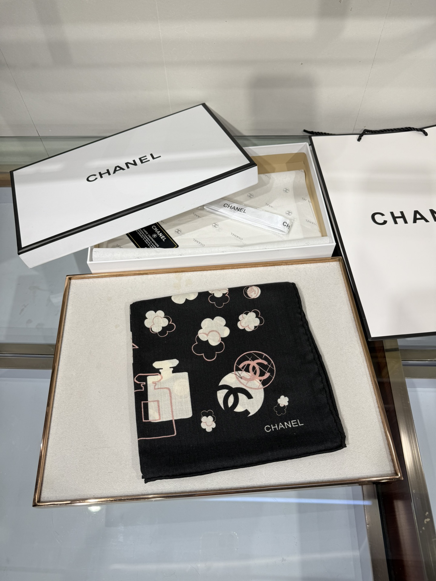 💟今年新出的双面同色新工艺。秋冬新款 小香山茶花90羊绒方巾‼️【高端 大爱 ‼️纯羊绒 婴儿触感舒服到