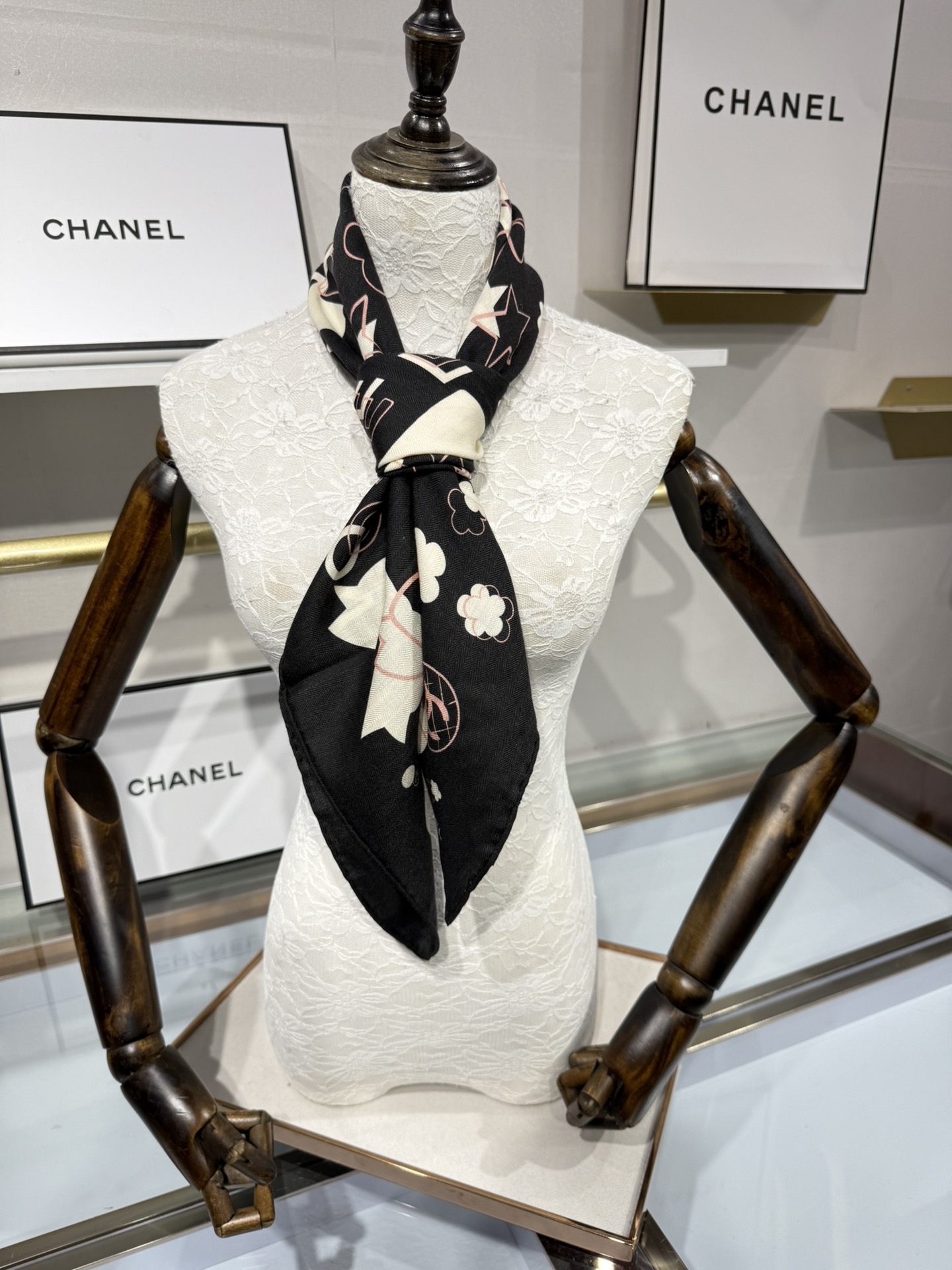 💟今年新出的双面同色新工艺。秋冬新款 小香山茶花90羊绒方巾‼️【高端 大爱 ‼️纯羊绒 婴儿触感舒服到