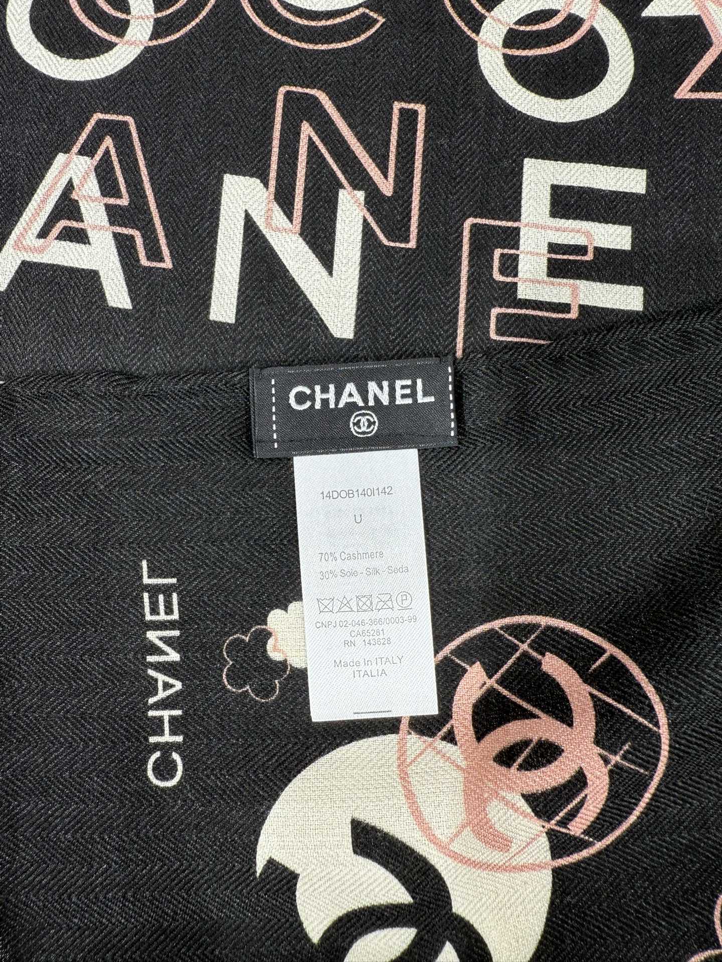 💟今年新出的双面同色新工艺。秋冬新款 小香山茶花90羊绒方巾‼️【高端 大爱 ‼️纯羊绒 婴儿触感舒服到