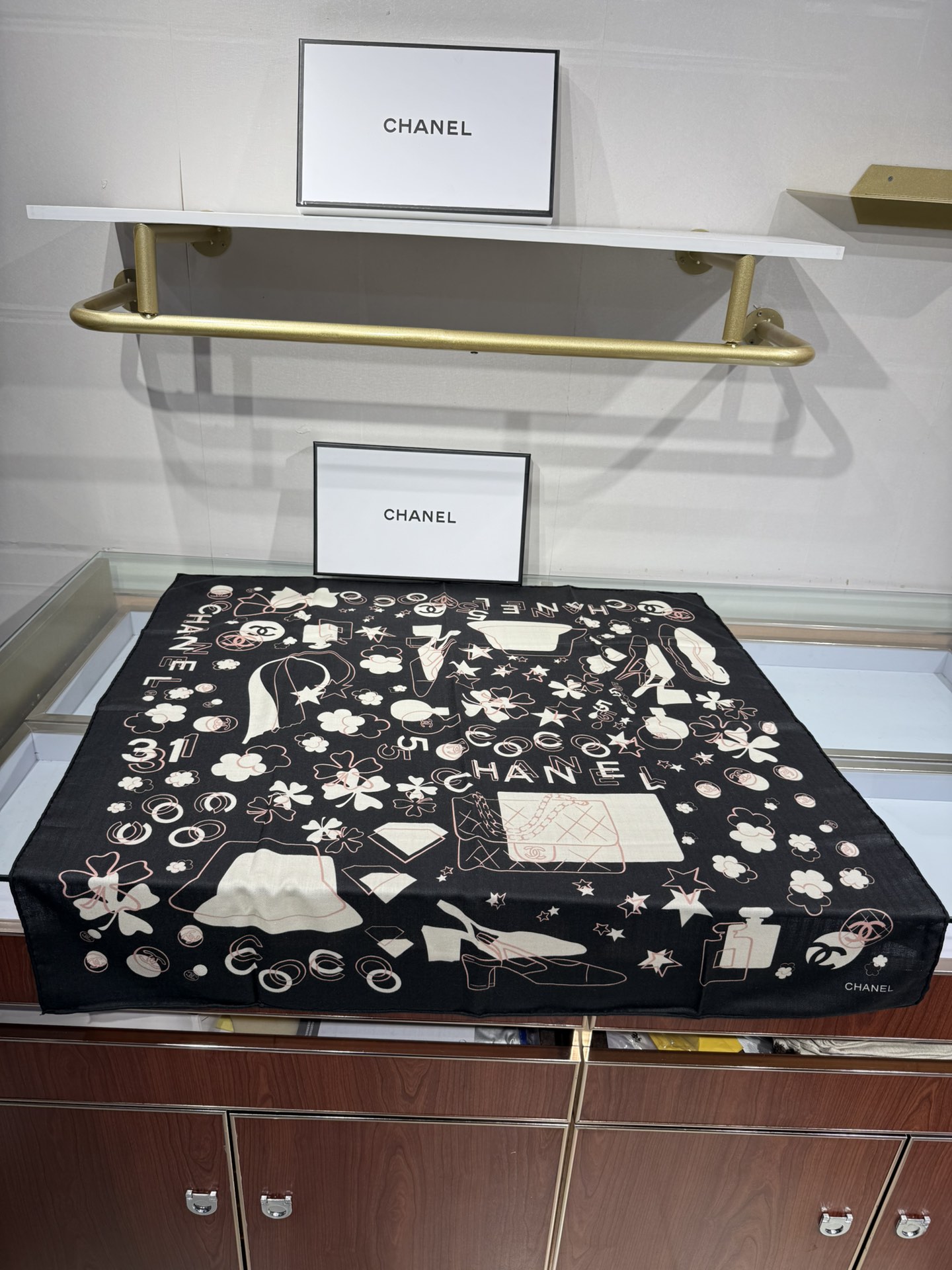 💟今年新出的双面同色新工艺。秋冬新款 小香山茶花90羊绒方巾‼️【高端 大爱 ‼️纯羊绒 婴儿触感舒服到