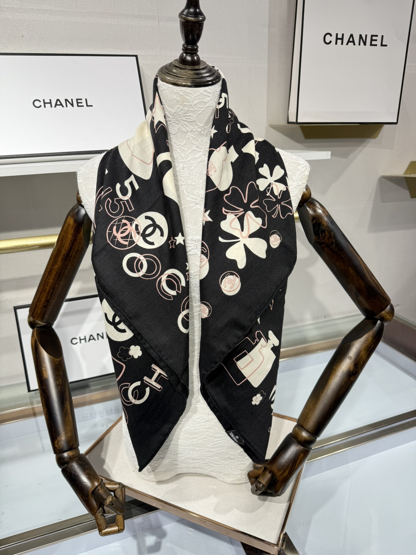 💟今年新出的双面同色新工艺。秋冬新款 小香山茶花90羊绒方巾‼️【高端 大爱 ‼️纯羊绒 婴儿触感舒服到