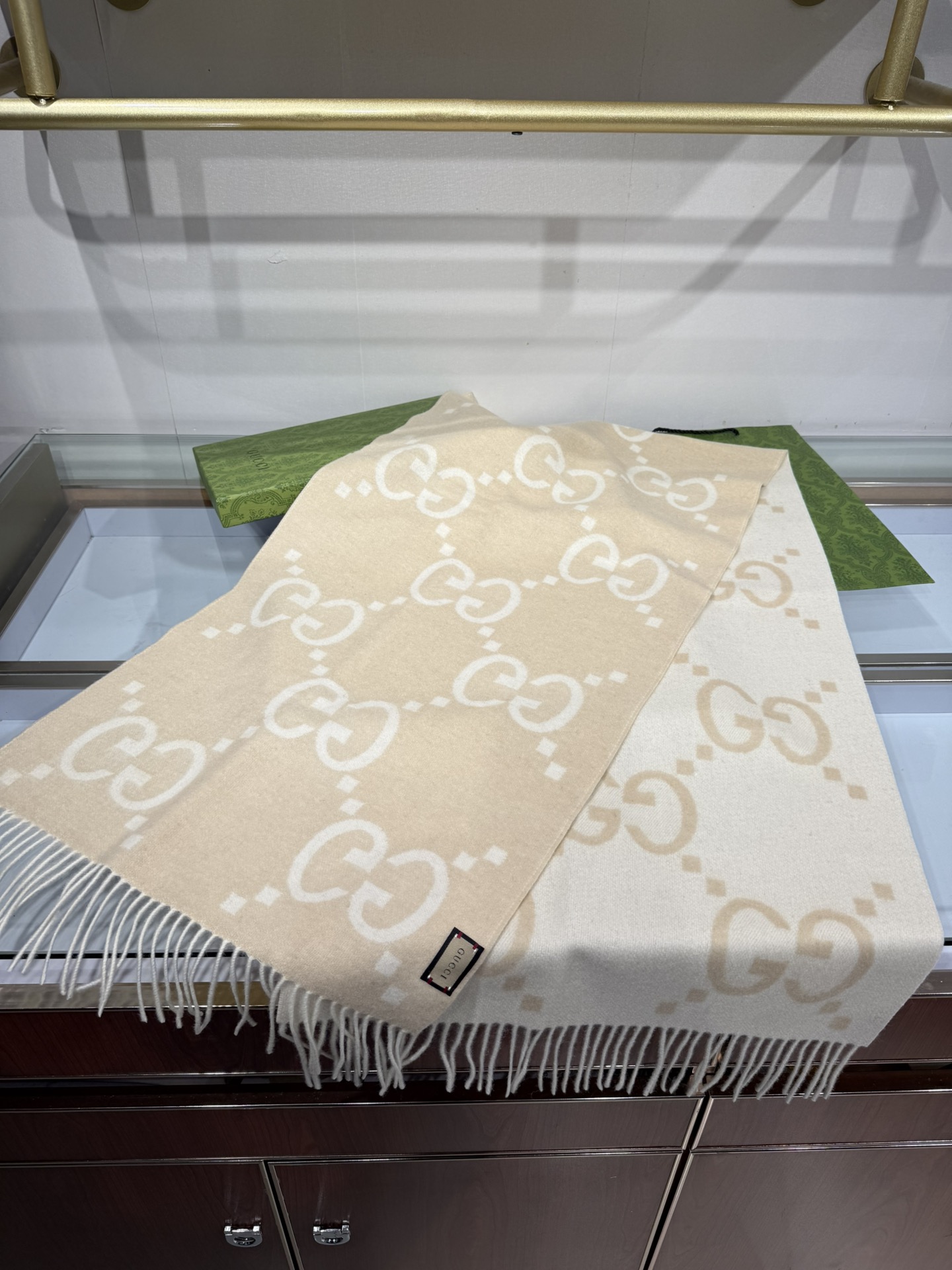 💟上新 市场最高版本💞GU**I日常配饰融入代表性品牌元素后散发高雅不凡的魅力。 这款柔软山羊绒提花围巾