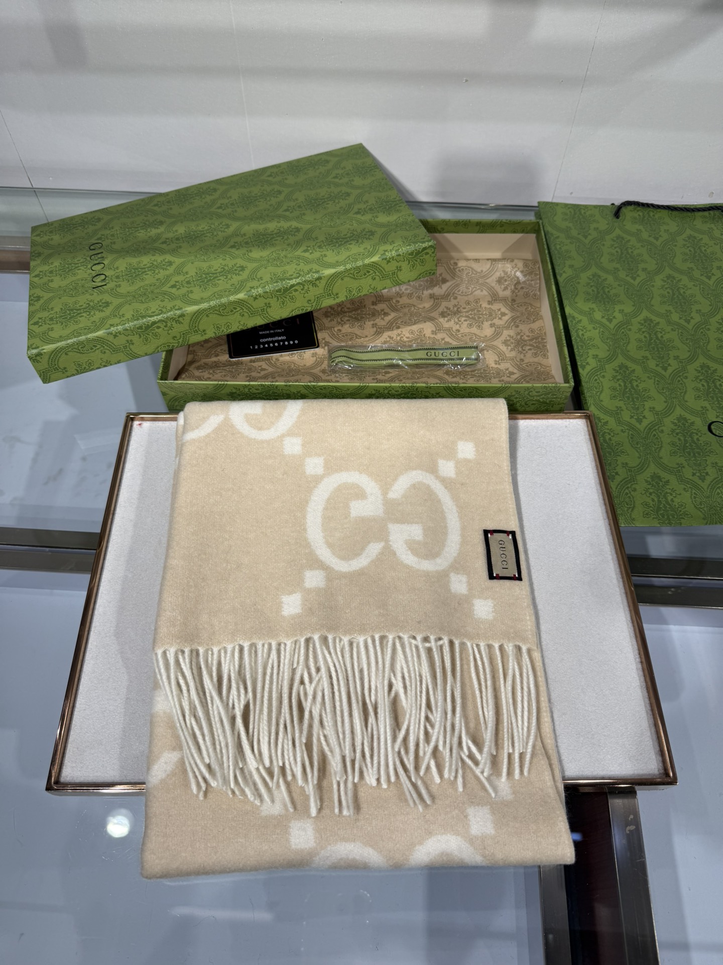 💟上新 市场最高版本💞GU**I日常配饰融入代表性品牌元素后散发高雅不凡的魅力。 这款柔软山羊绒提花围巾