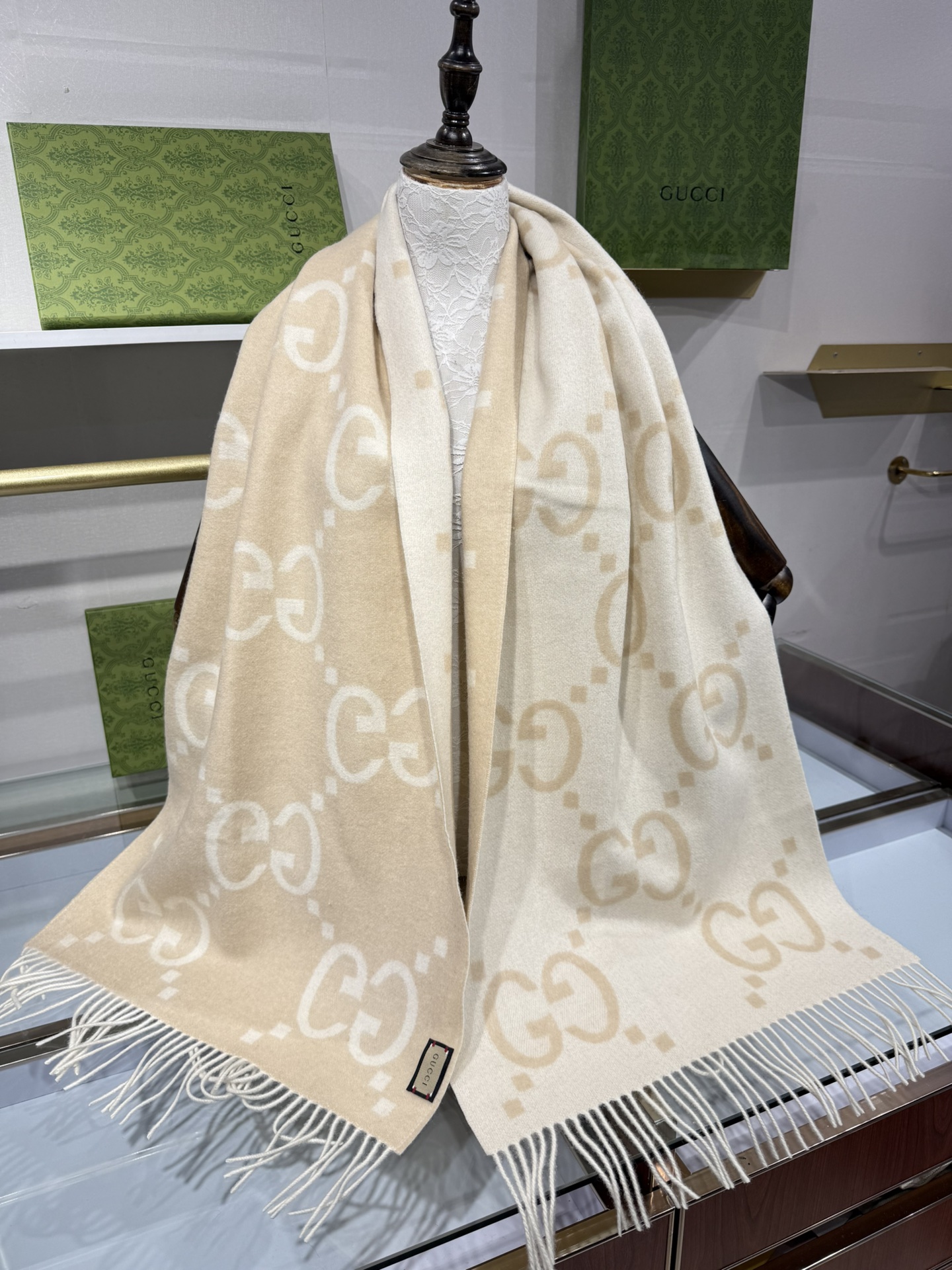 💟上新 市场最高版本💞GU**I日常配饰融入代表性品牌元素后散发高雅不凡的魅力。 这款柔软山羊绒提花围巾