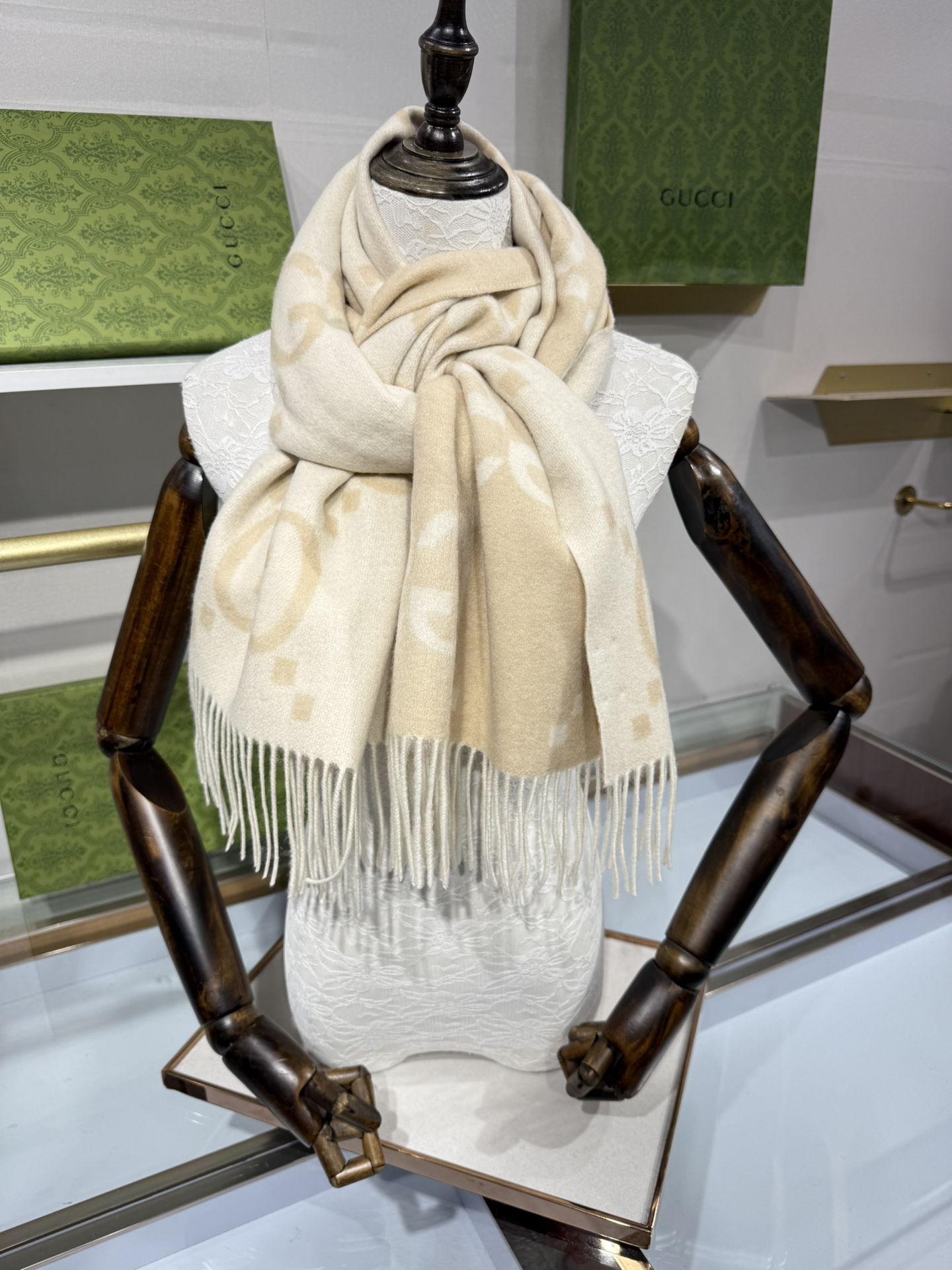 💟上新 市场最高版本💞GU**I日常配饰融入代表性品牌元素后散发高雅不凡的魅力。 这款柔软山羊绒提花围巾