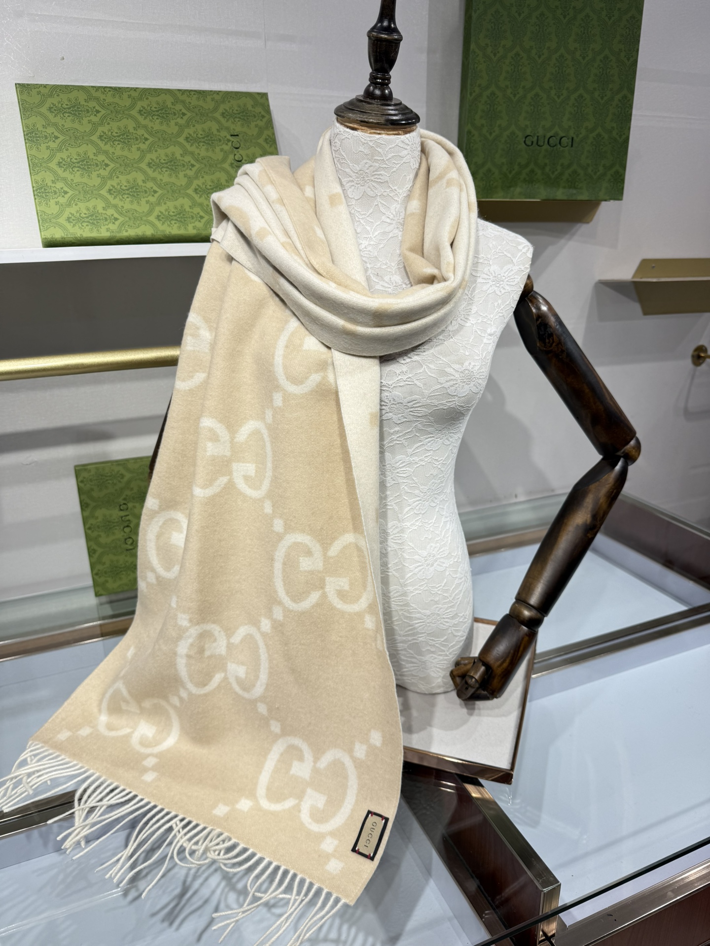 💟上新 市场最高版本💞GU**I日常配饰融入代表性品牌元素后散发高雅不凡的魅力。 这款柔软山羊绒提花围巾