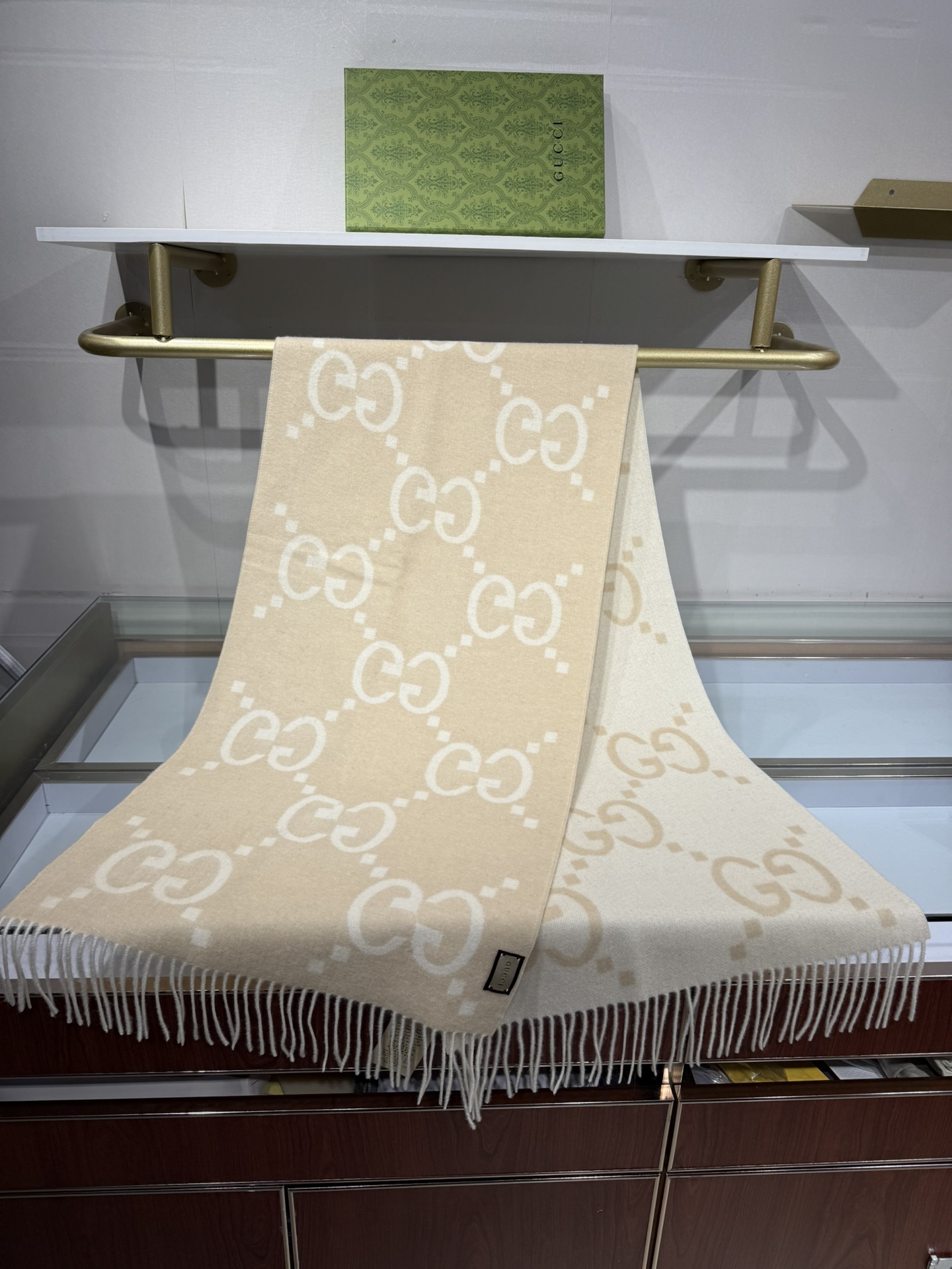 💟上新 市场最高版本💞GU**I日常配饰融入代表性品牌元素后散发高雅不凡的魅力。 这款柔软山羊绒提花围巾