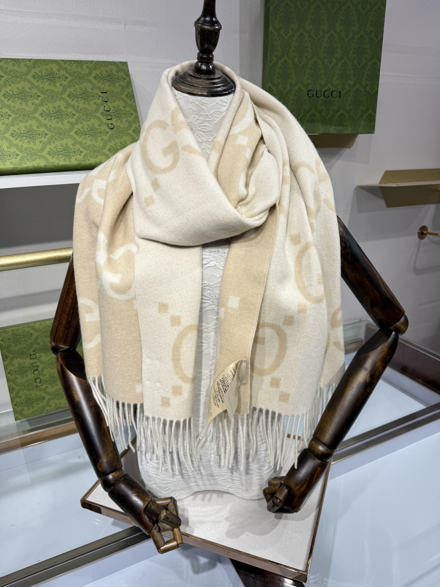 💟上新 市场最高版本💞GU**I日常配饰融入代表性品牌元素后散发高雅不凡的魅力。 这款柔软山羊绒提花围巾