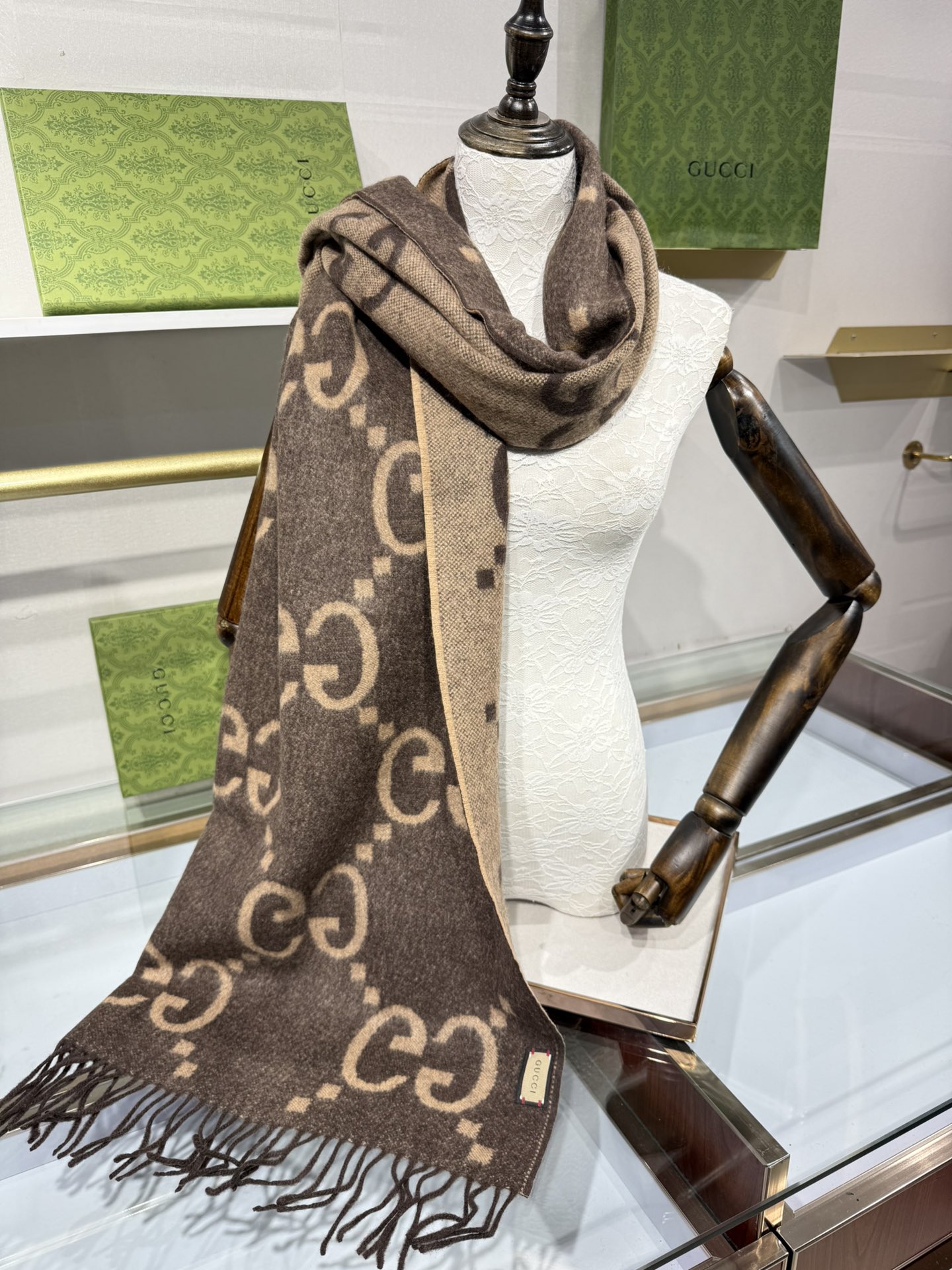 💟上新 市场最高版本💞GU**I日常配饰融入代表性品牌元素后散发高雅不凡的魅力。 这款柔软山羊绒提花围巾