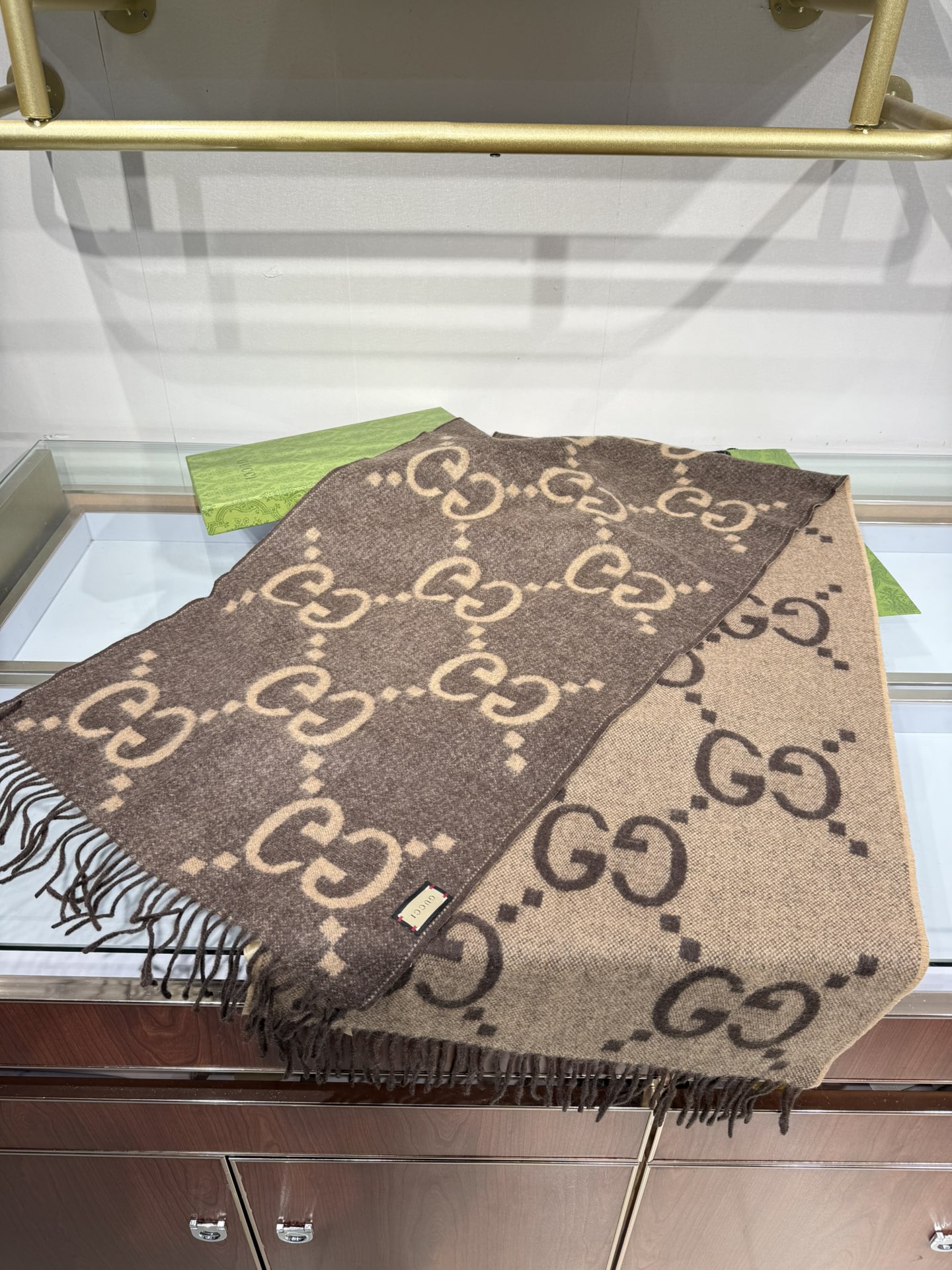 💟上新 市场最高版本💞GU**I日常配饰融入代表性品牌元素后散发高雅不凡的魅力。 这款柔软山羊绒提花围巾