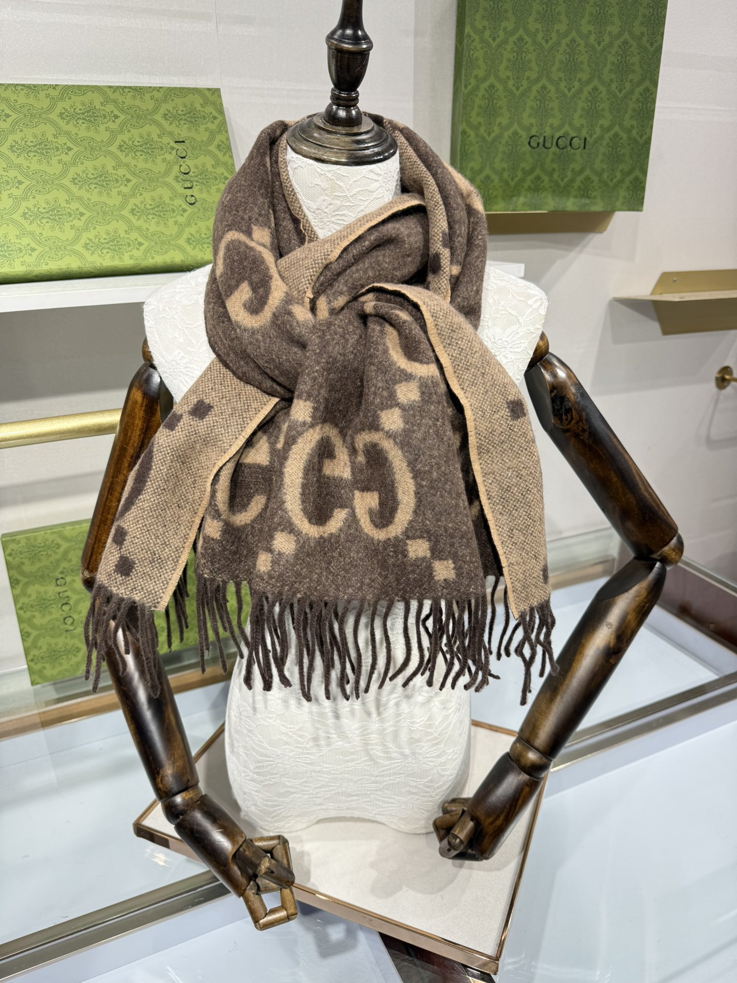 💟上新 市场最高版本💞GU**I日常配饰融入代表性品牌元素后散发高雅不凡的魅力。 这款柔软山羊绒提花围巾