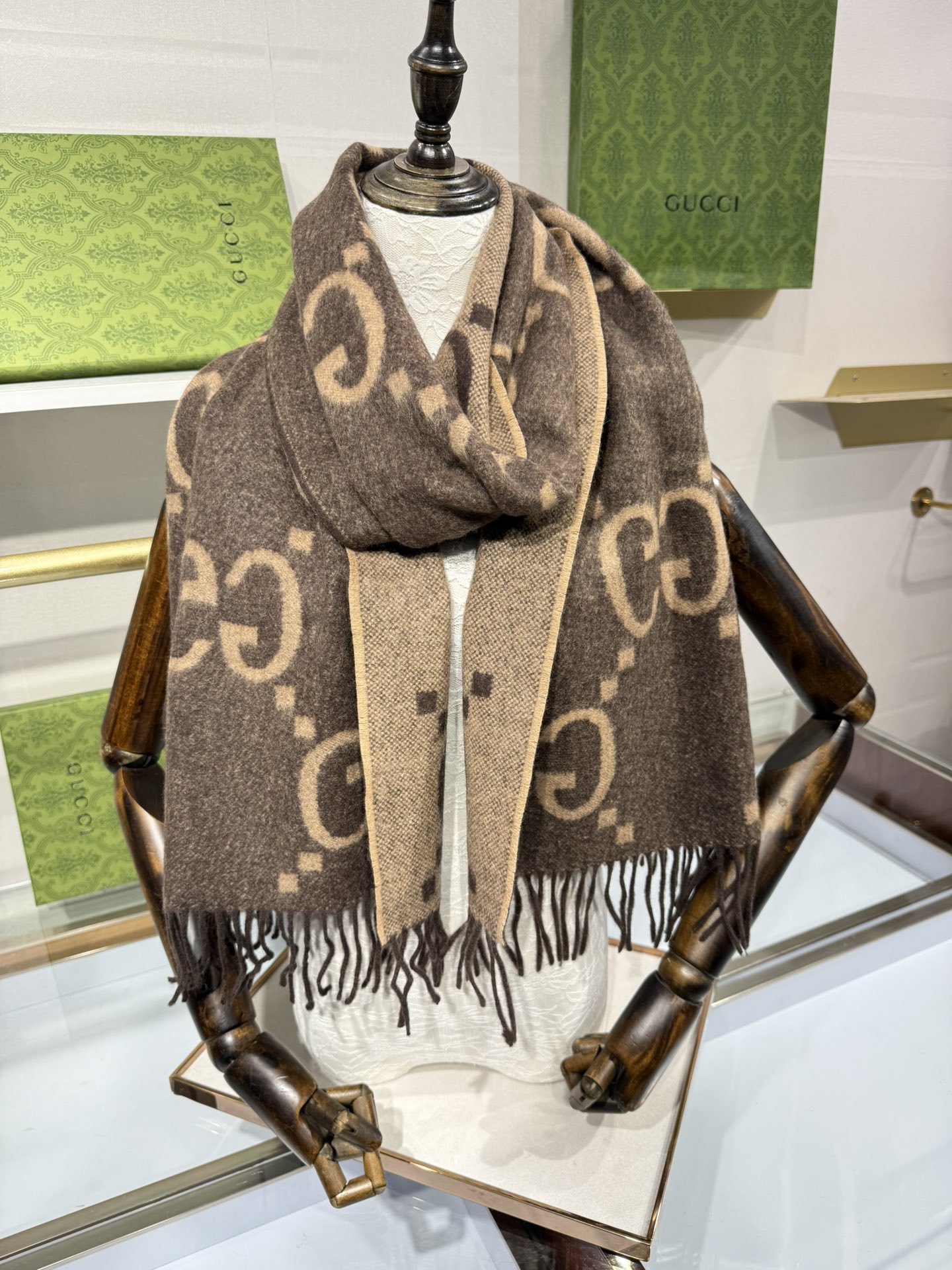 💟上新 市场最高版本💞GU**I日常配饰融入代表性品牌元素后散发高雅不凡的魅力。 这款柔软山羊绒提花围巾