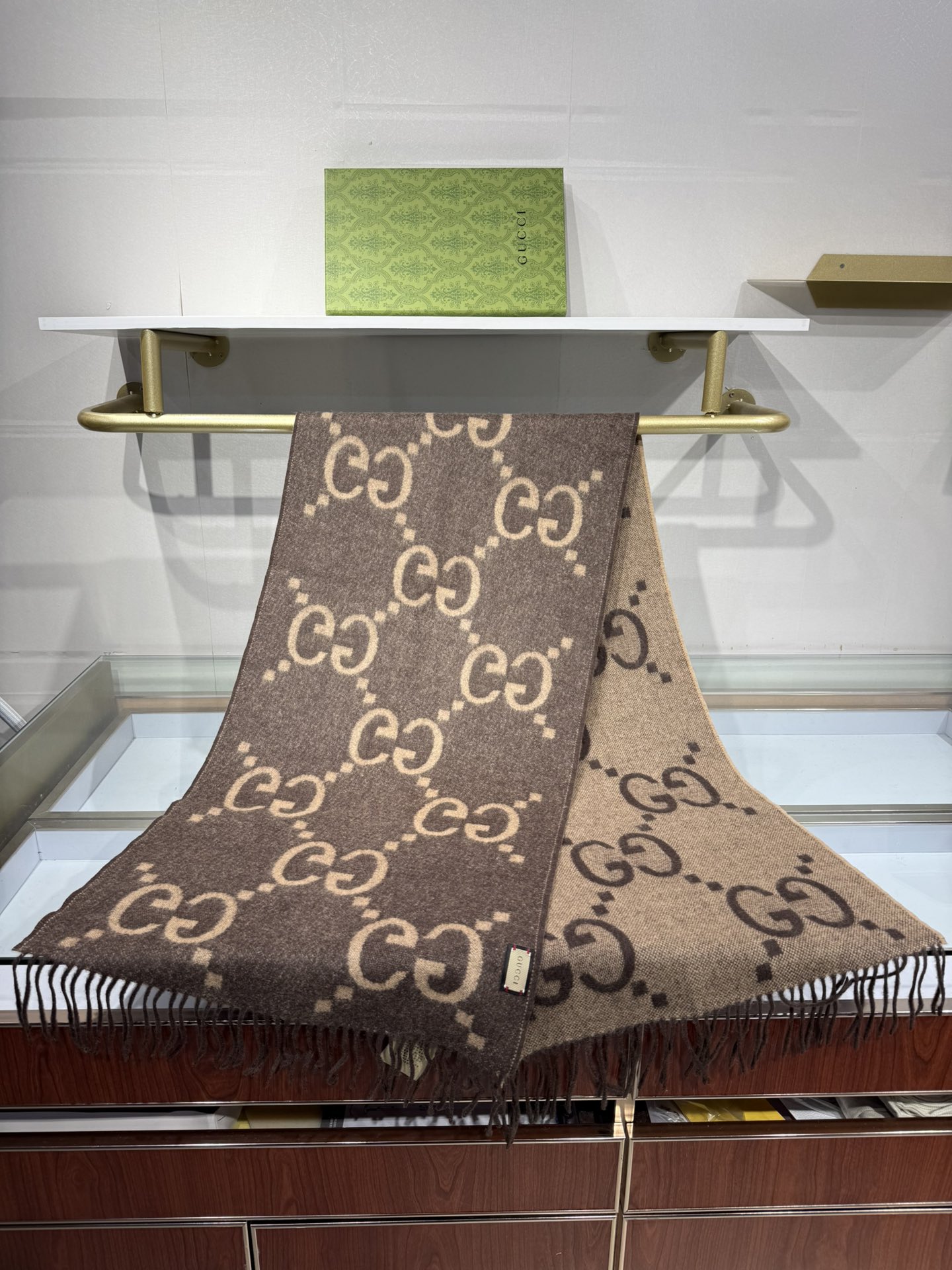 💟上新 市场最高版本💞GU**I日常配饰融入代表性品牌元素后散发高雅不凡的魅力。 这款柔软山羊绒提花围巾