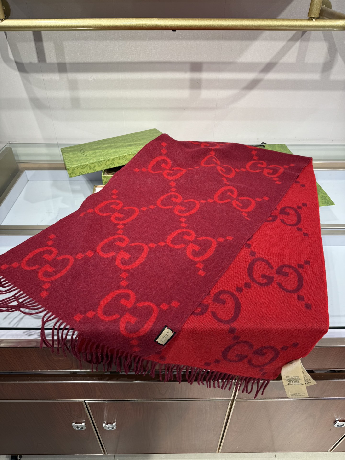 💟上新 市场最高版本💞GU**I日常配饰融入代表性品牌元素后散发高雅不凡的魅力。 这款柔软山羊绒提花围巾