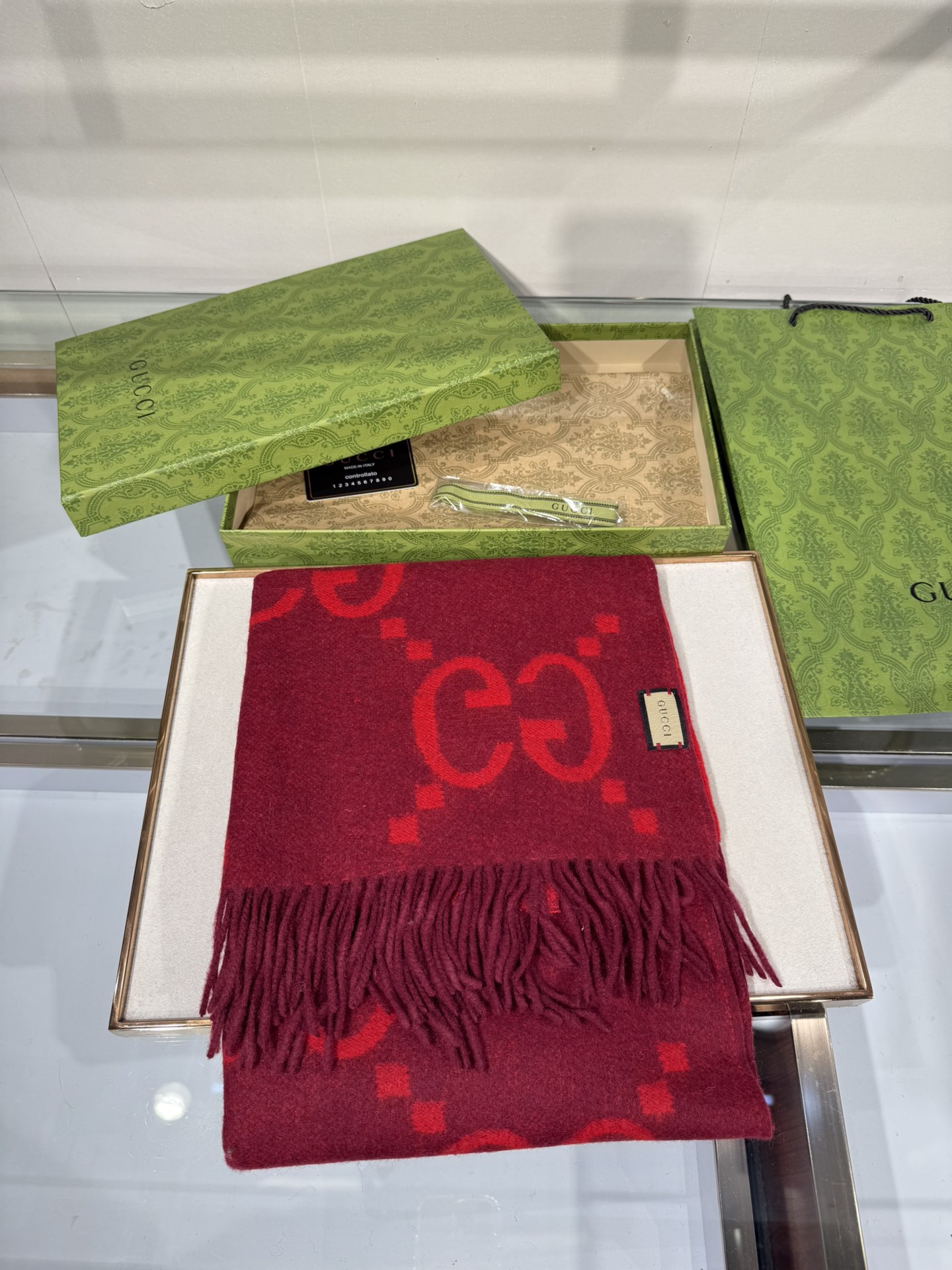 💟上新 市场最高版本💞GU**I日常配饰融入代表性品牌元素后散发高雅不凡的魅力。 这款柔软山羊绒提花围巾