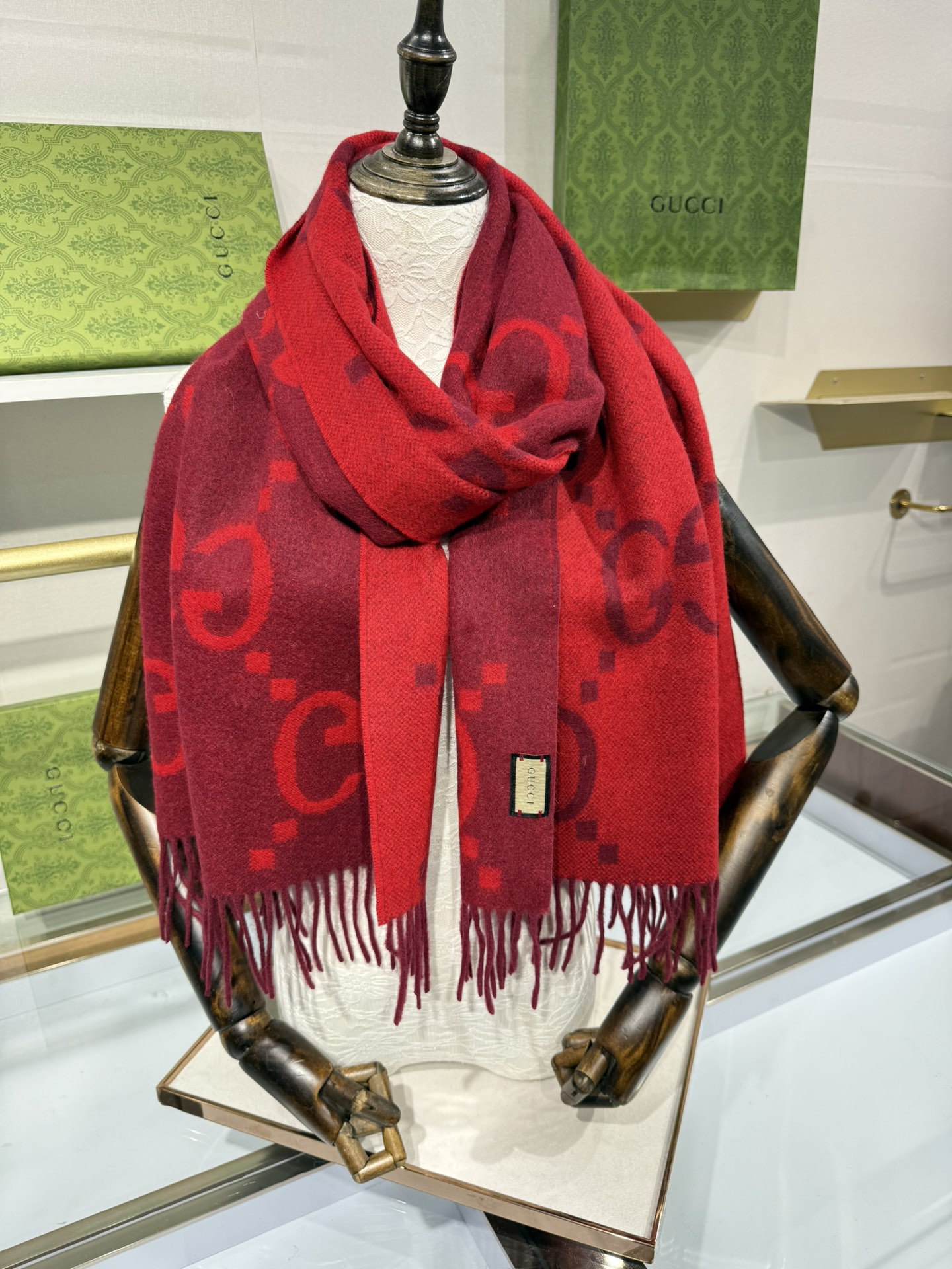 💟上新 市场最高版本💞GU**I日常配饰融入代表性品牌元素后散发高雅不凡的魅力。 这款柔软山羊绒提花围巾