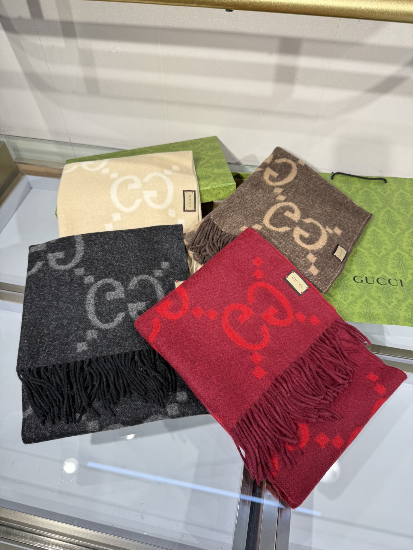 💟上新 市场最高版本💞GU**I日常配饰融入代表性品牌元素后散发高雅不凡的魅力。 这款柔软山羊绒提花围巾