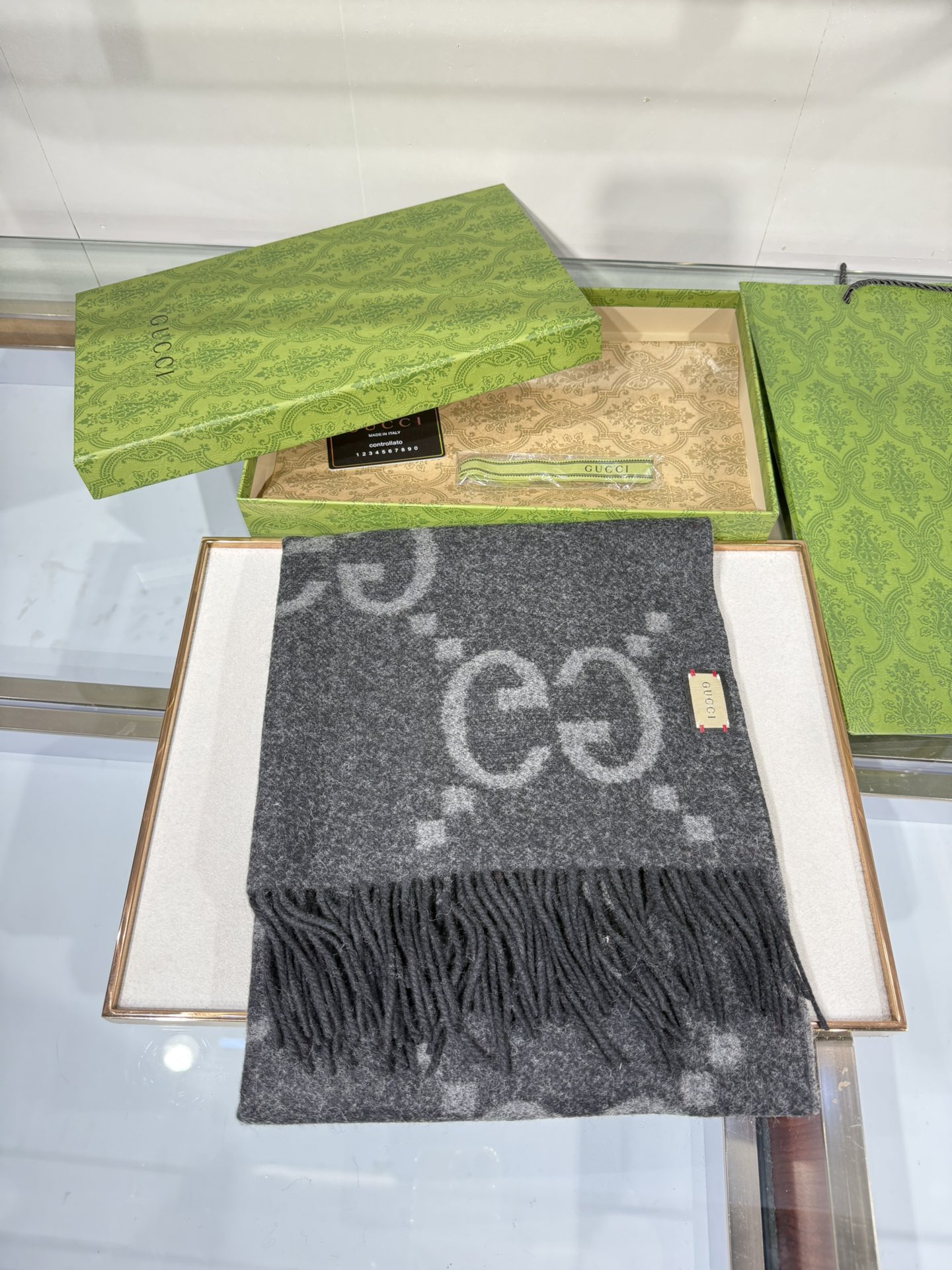 💟上新 市场最高版本💞GU**I日常配饰融入代表性品牌元素后散发高雅不凡的魅力。 这款柔软山羊绒提花围巾