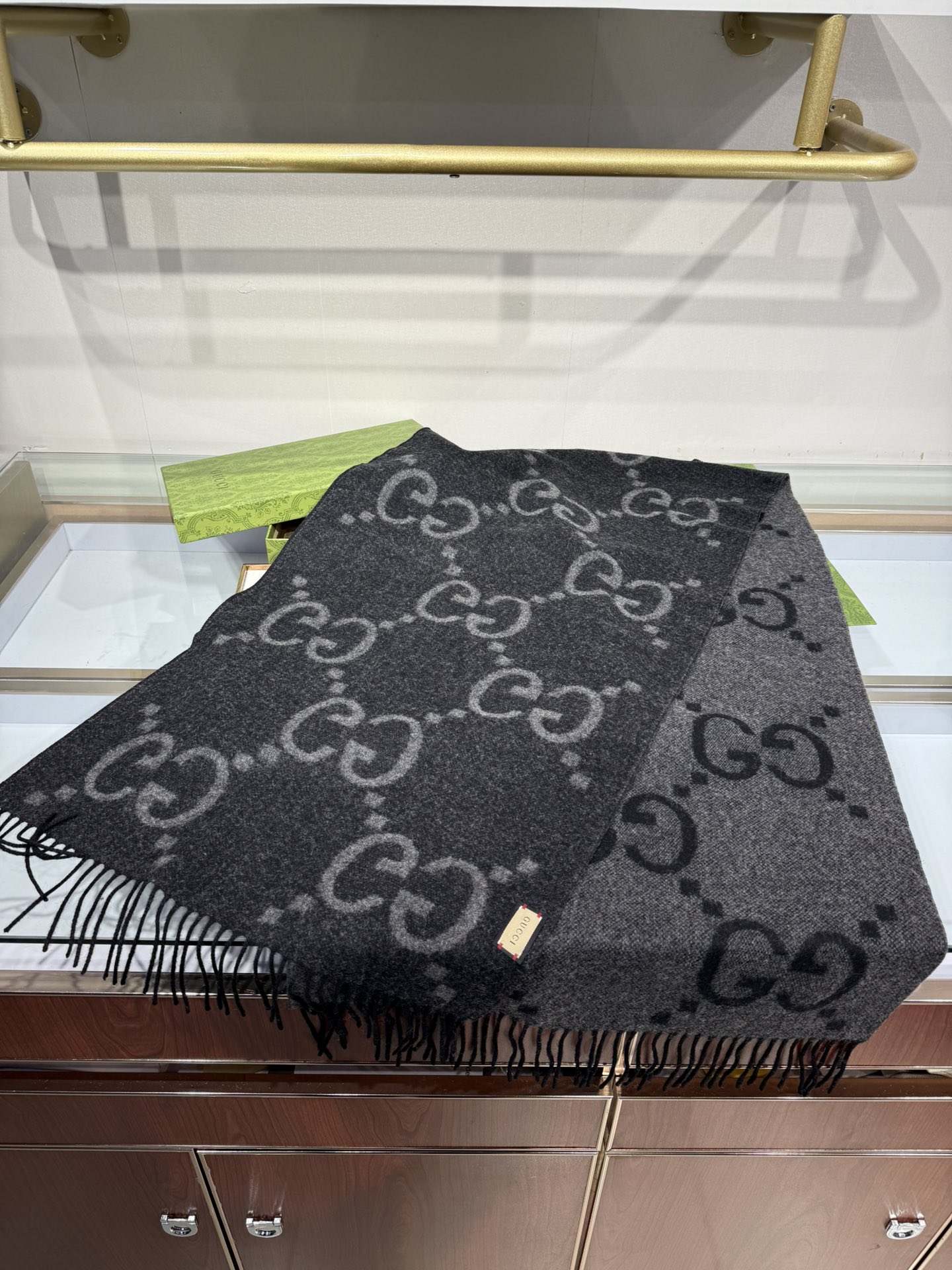 💟上新 市场最高版本💞GU**I日常配饰融入代表性品牌元素后散发高雅不凡的魅力。 这款柔软山羊绒提花围巾