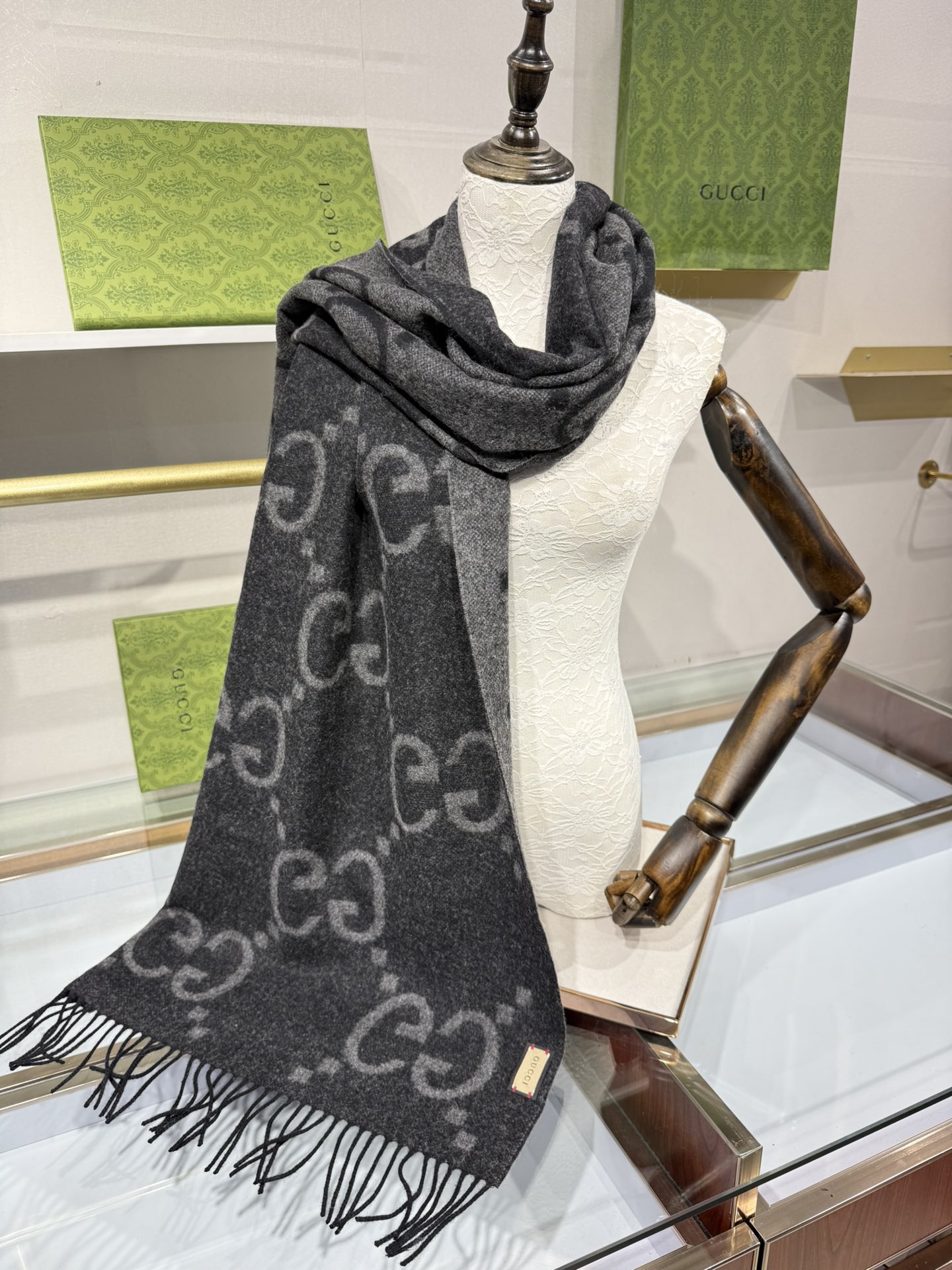 💟上新 市场最高版本💞GU**I日常配饰融入代表性品牌元素后散发高雅不凡的魅力。 这款柔软山羊绒提花围巾