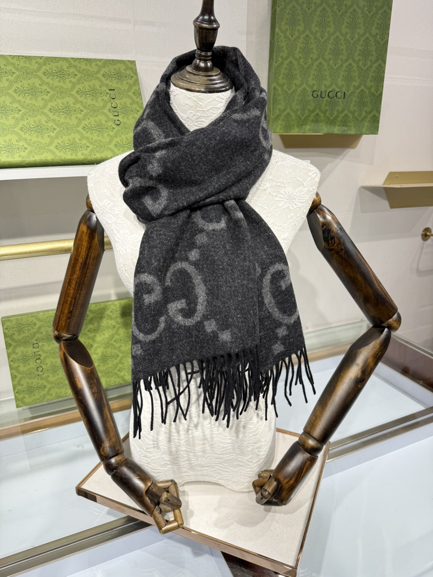 💟上新 市场最高版本💞GU**I日常配饰融入代表性品牌元素后散发高雅不凡的魅力。 这款柔软山羊绒提花围巾