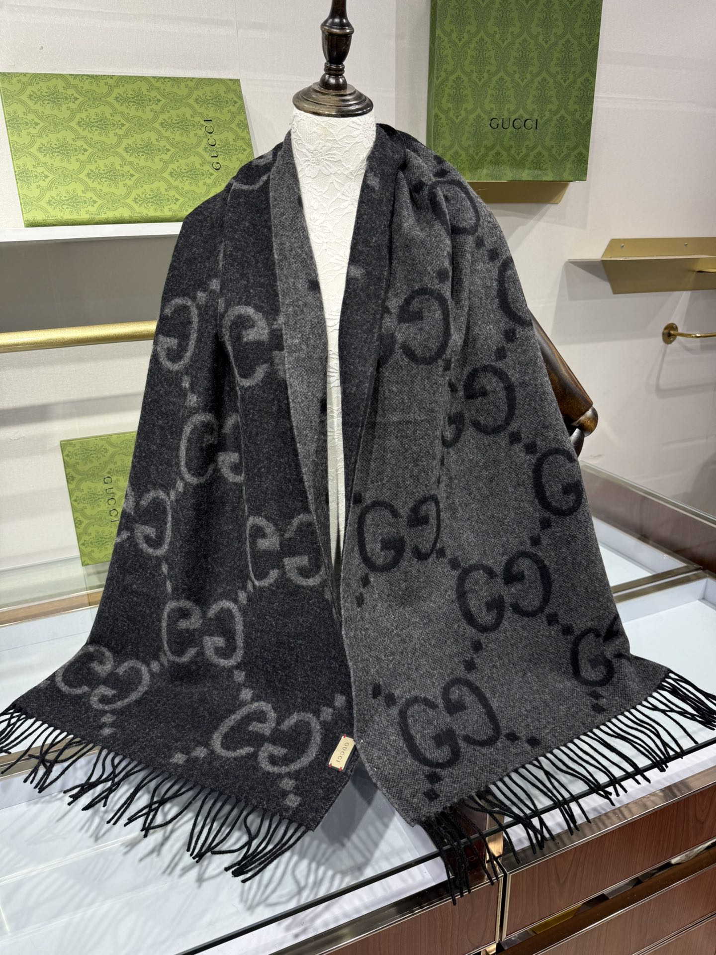 💟上新 市场最高版本💞GU**I日常配饰融入代表性品牌元素后散发高雅不凡的魅力。 这款柔软山羊绒提花围巾